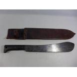 A WORLD WAR II MILITARY MACHETTE AND SCABBARD DATED 1940, 37CM BLADE