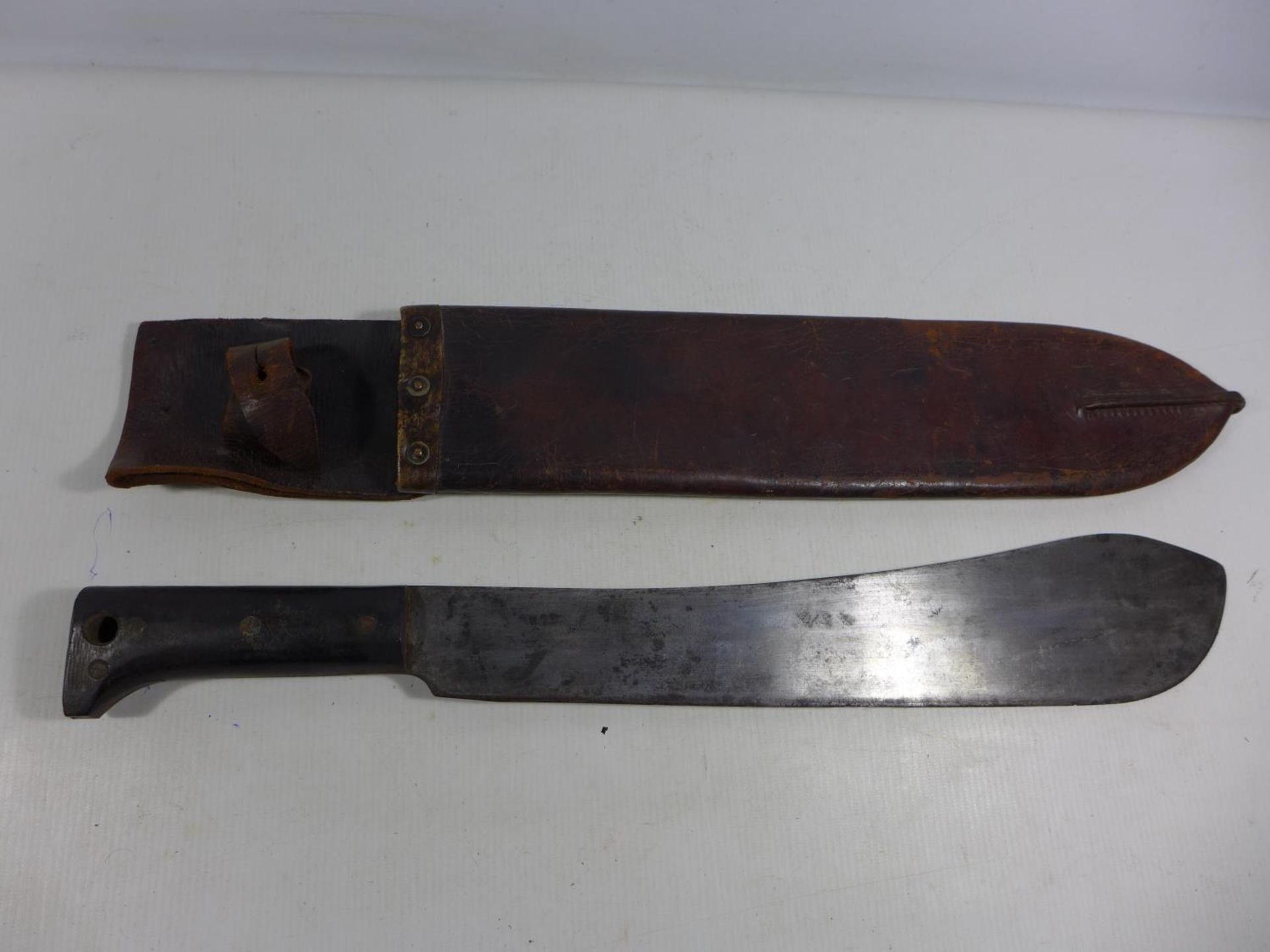 A WORLD WAR II MILITARY MACHETTE AND SCABBARD DATED 1940, 37CM BLADE