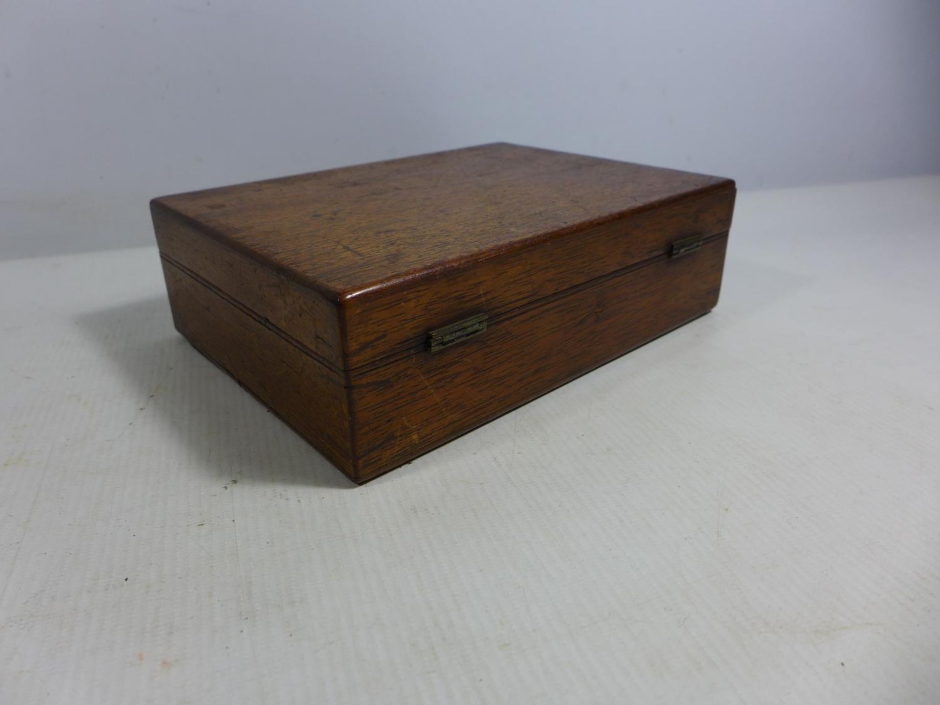 A MAHOGANY BOX FITTED OUT TO TAKE A PISTOL, SIZE OF BOX WIDTH 19.5CM, DEPTH 14CM AND HEIGHT 6CM - Image 4 of 5