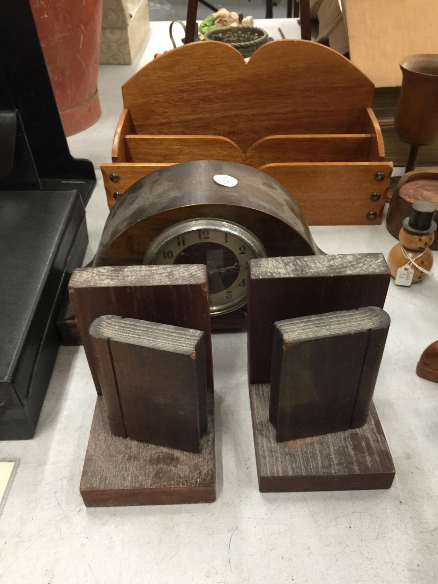 A QUANTITY OF TREEN TO INCLUDE BOOKENDS, CLOCK, FIGURES, LETTER HOLDER, ETC., - Bild 2 aus 5