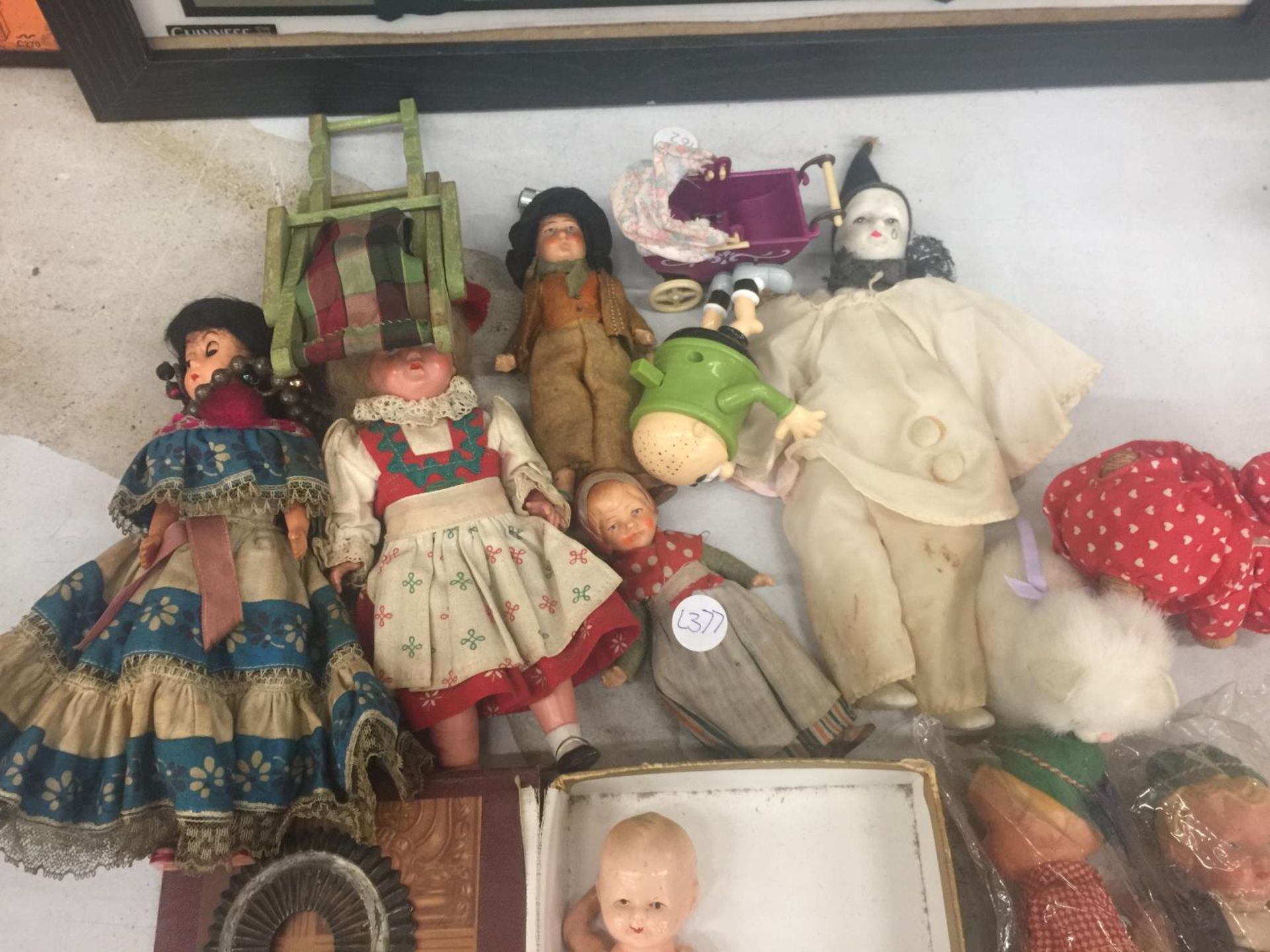 A COLLECTION OF SMALL VINTAGE DOLLS TO INCLUDE PORCELAIN, PLASTIC AND WOOD WITH TRADITIONAL COSTUMES - Image 4 of 4