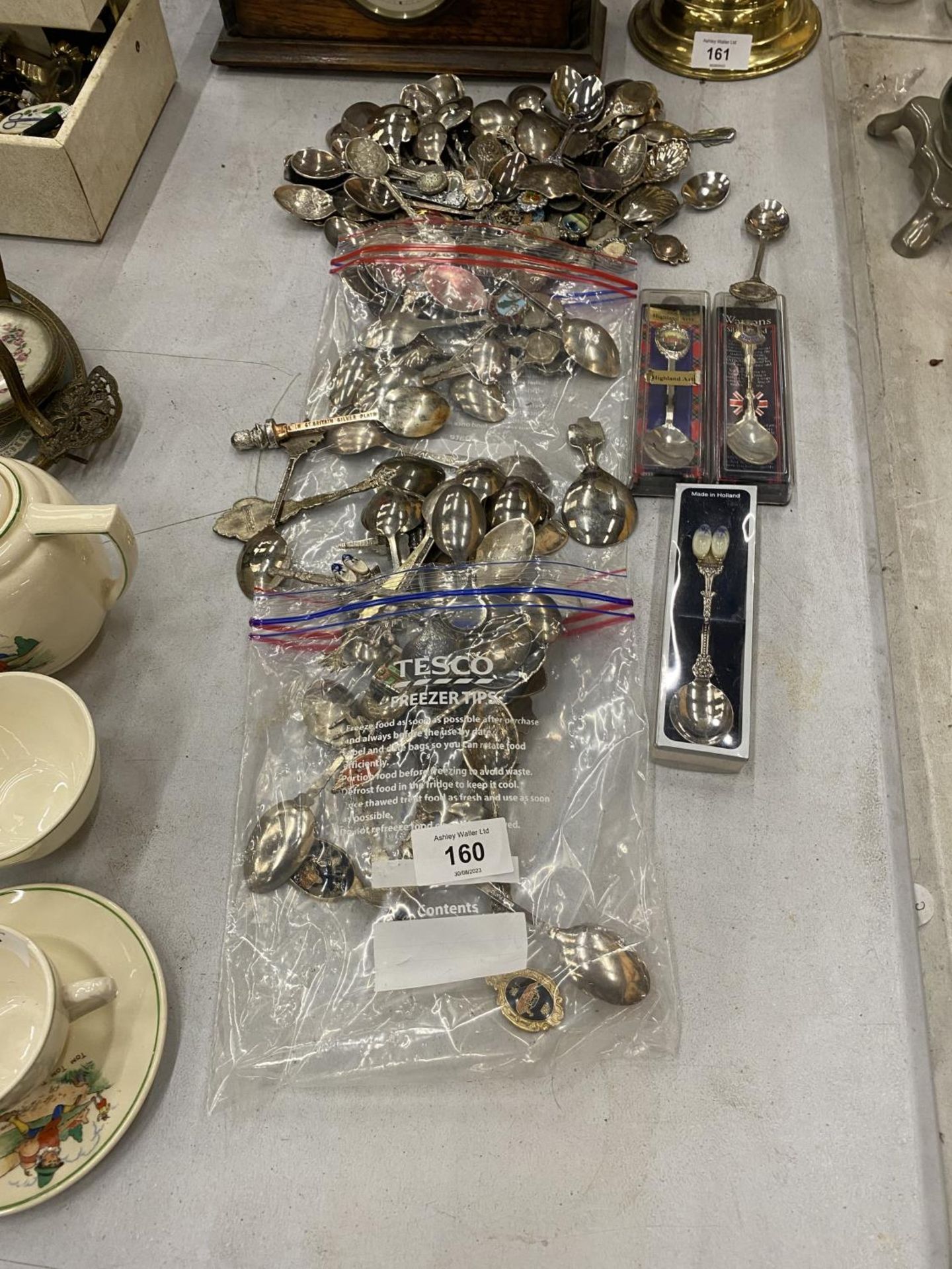 A LARGE COLLECTION OF VINTAGE COLLECTABLE SOUVENIR SPOONS