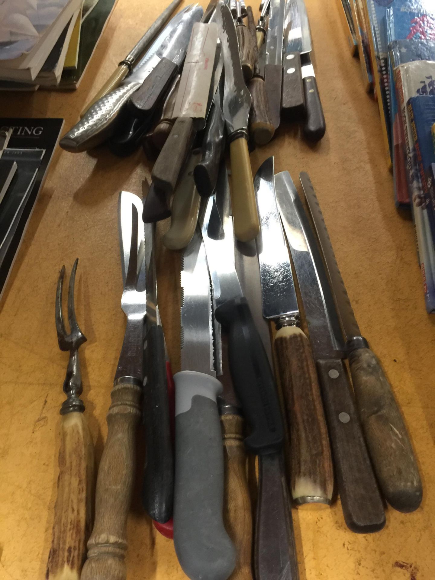A MIXED LOT OF VINTAGE CARVING KNIVES ETC