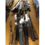 A MIXED LOT OF VINTAGE CARVING KNIVES ETC