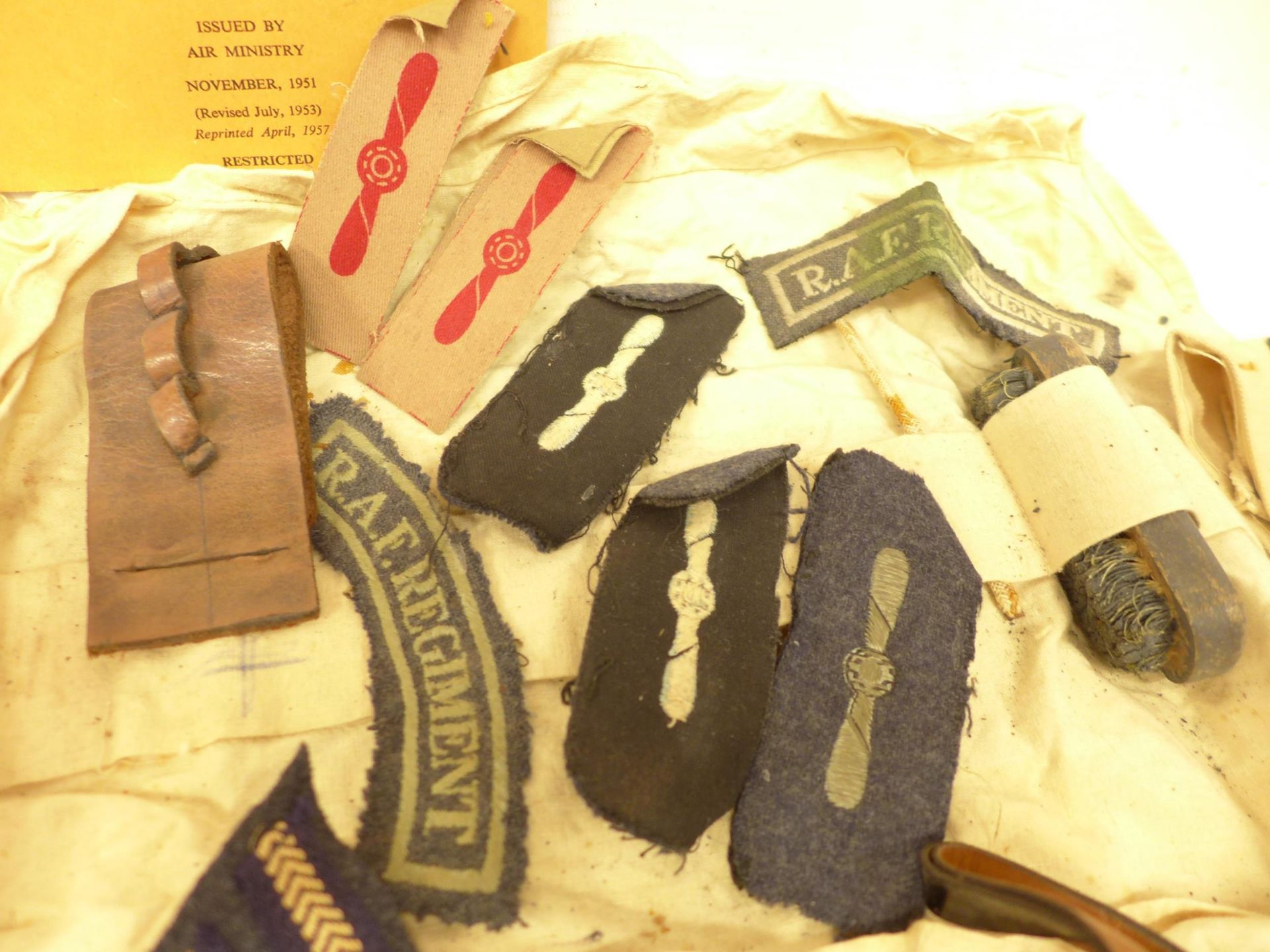 A COLLECTION OF RAF ITEMS TO INCLUDE STRIPES, BADGES, CUTLERY, BOOKLETS ETC - Bild 6 aus 6