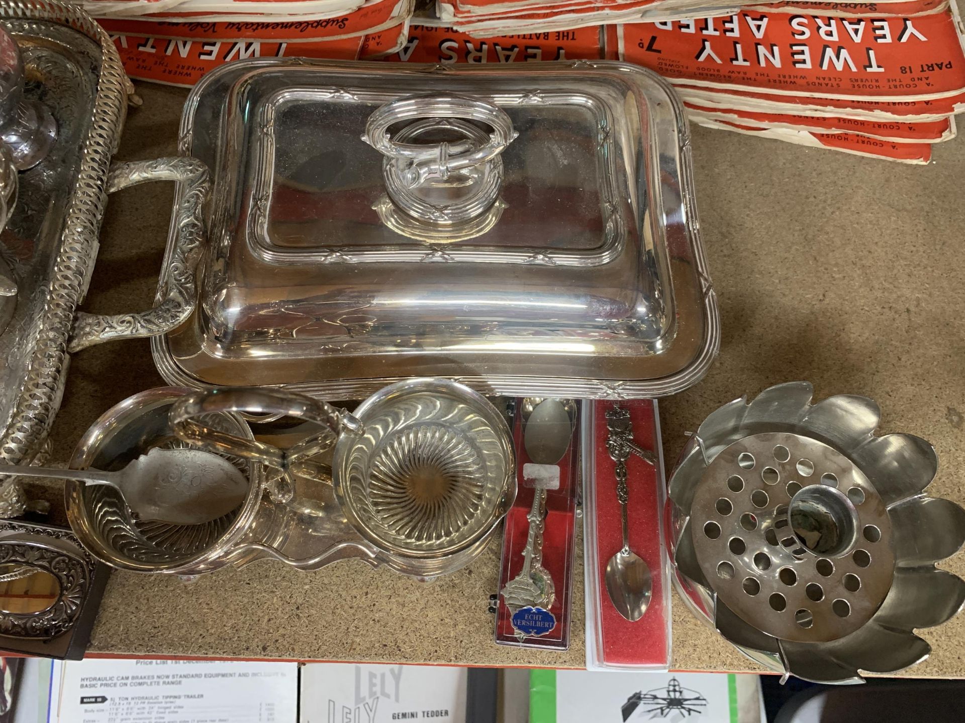 A MIXED GROUP OF SILVER PLATED ITEMS, TEA SET AND TRAY, LIDDED TUREEN, WALKER & HALL ETC - Image 3 of 5