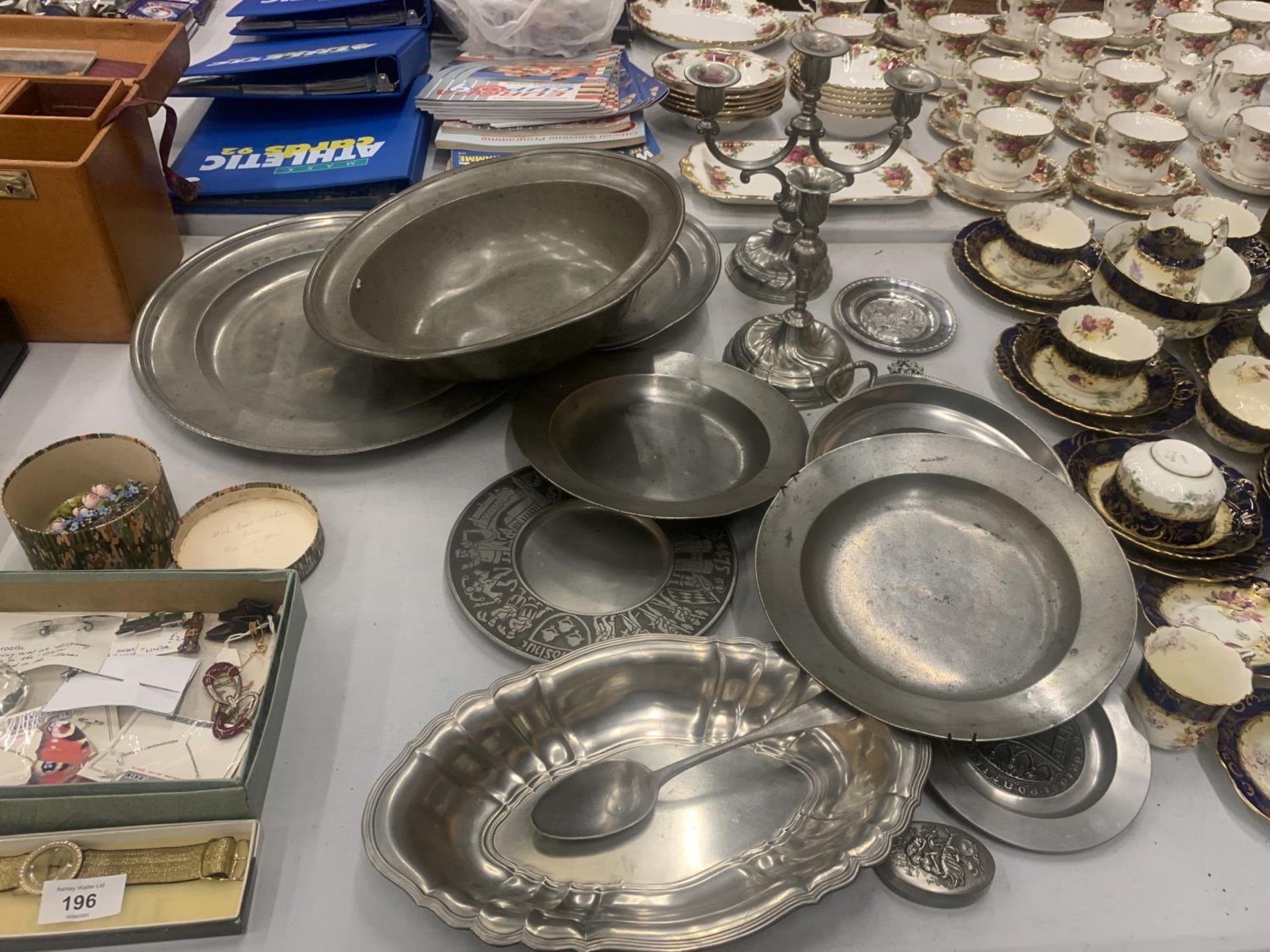 A LARGE QUANTITY OF ANTIQUE AND LATER PEWTER TO INCLUDE PLATES, BOWLS, CANDLESTICKS, ETC