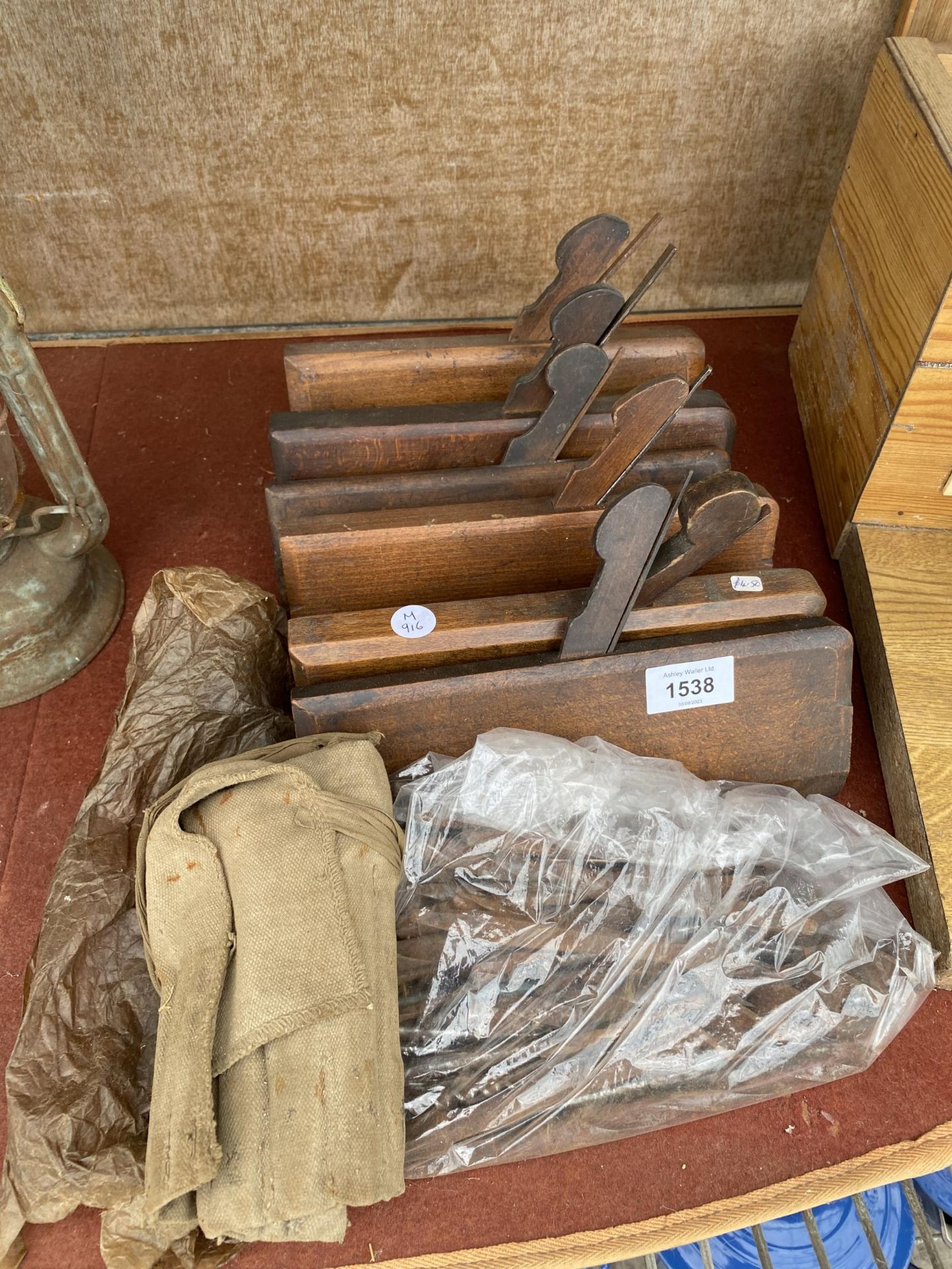 AN ASSORTMENT OF VINTAGE TOOLS TO INCLUDE BRACE DRILL BITS, AN OIL STONE AND WOOD PLANES ETC