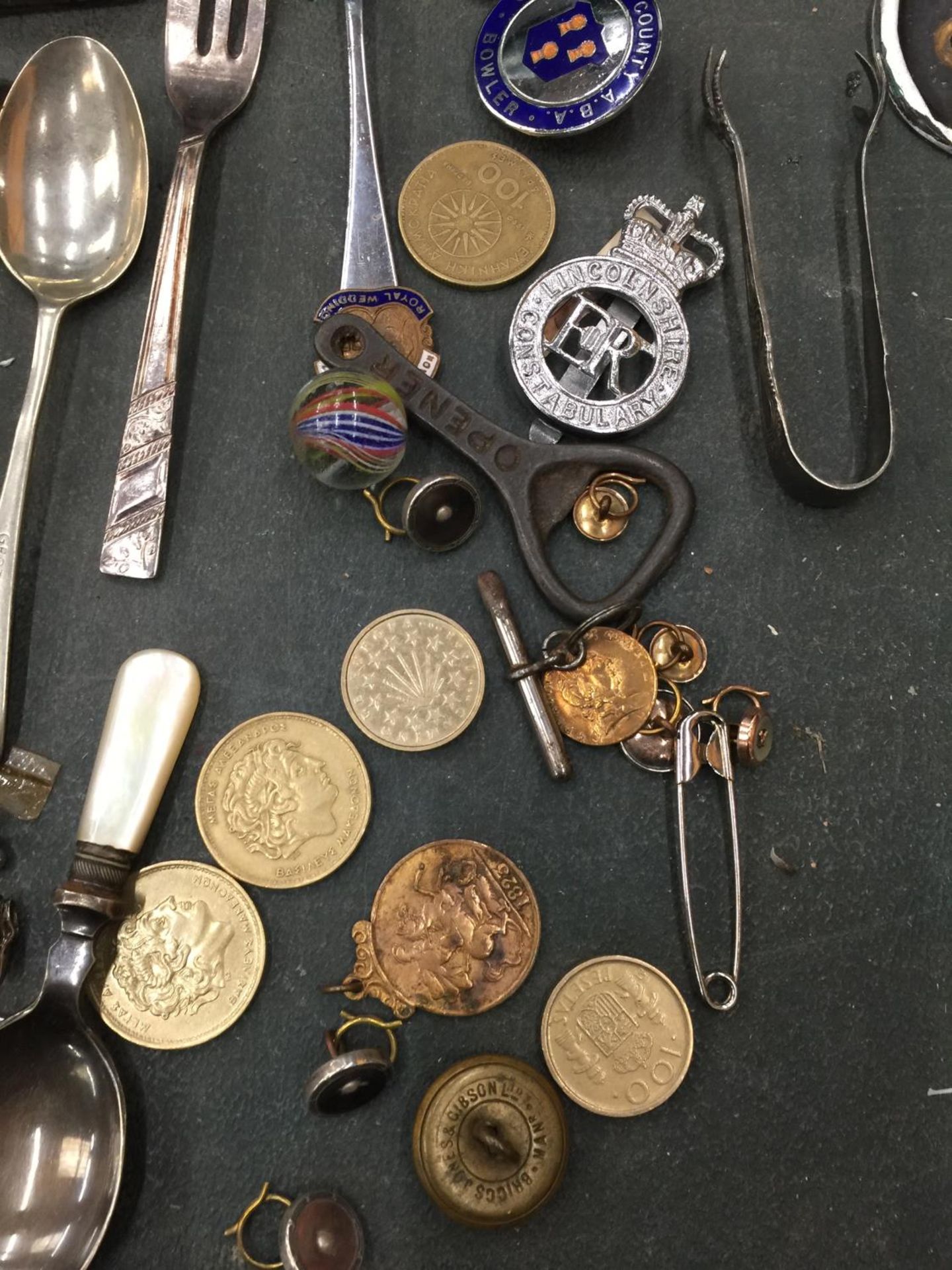 A MIXED LOT TO INCLUDE CUFFLINKS, SUGAR TONGS, COINS, FLATWARE, BADGES, ETC - Image 2 of 3