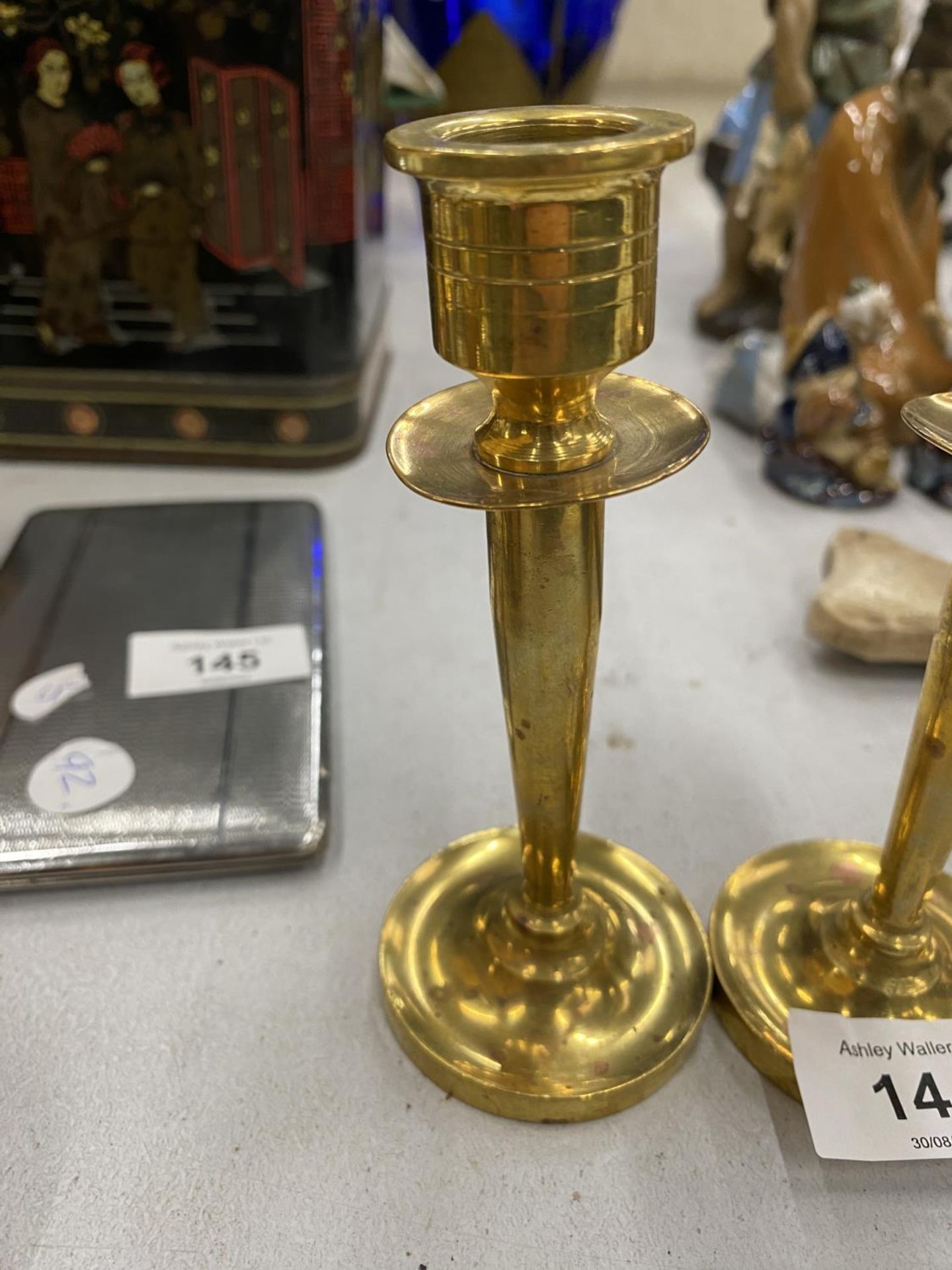 A SMALL PAIR OF HEAVY BRASS CANDLESTICKS, HEIGHT 13CM - Image 2 of 2