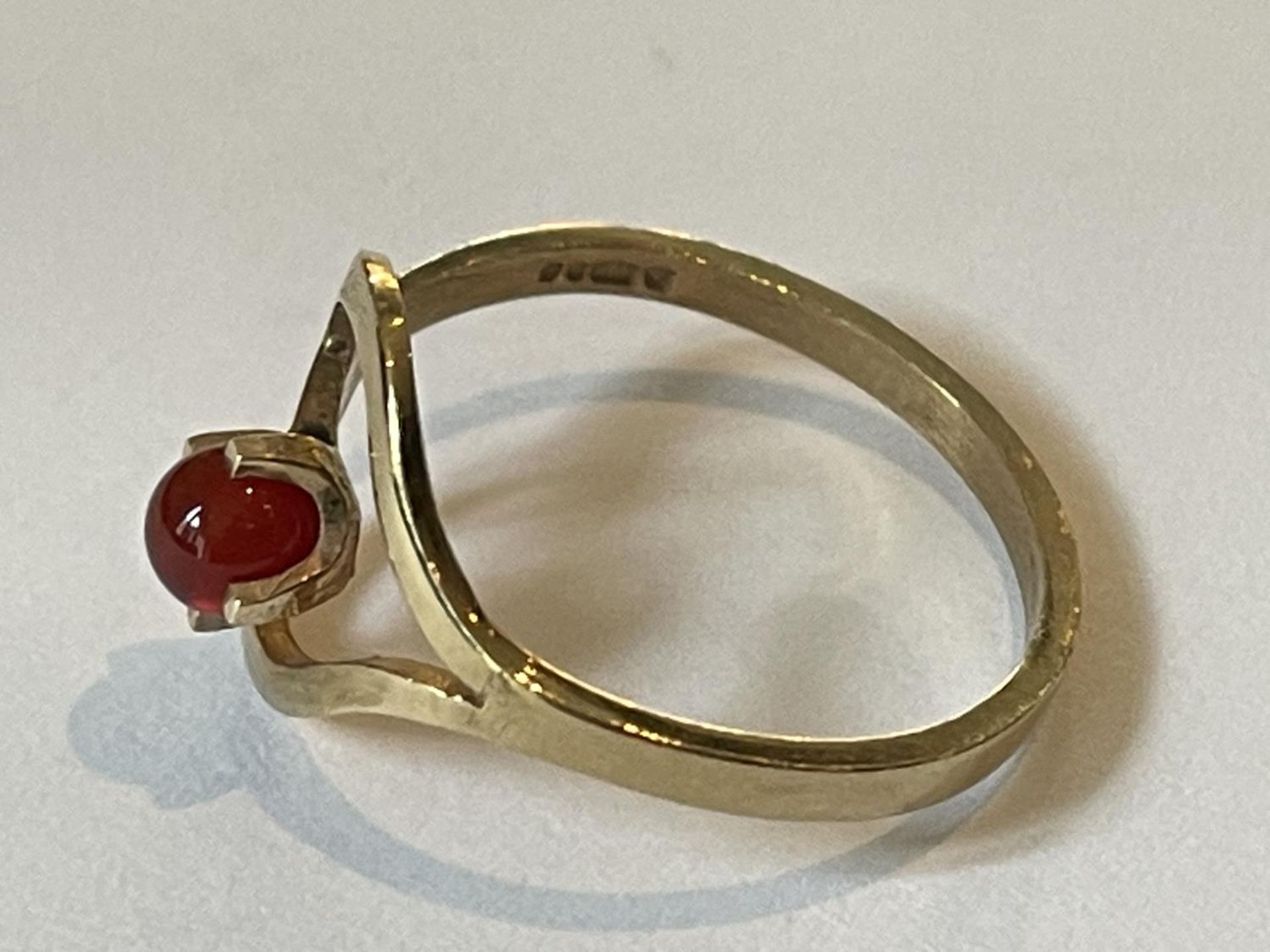 A 9 CARAT GOLD RING WITH A SPHERICAL GARNET IN A HEART SETTING SIZE O - Image 2 of 3