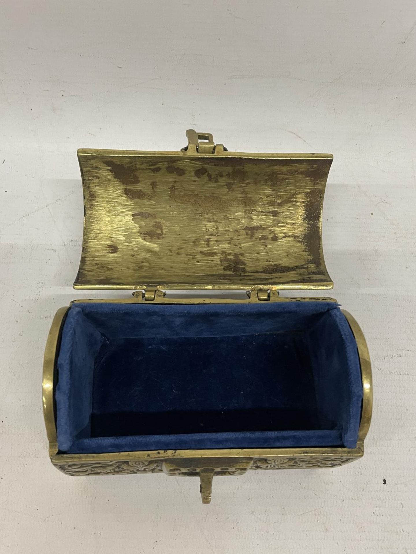 AN ORNATE BRASS CHEST JEWELLERY BOX - Image 4 of 5
