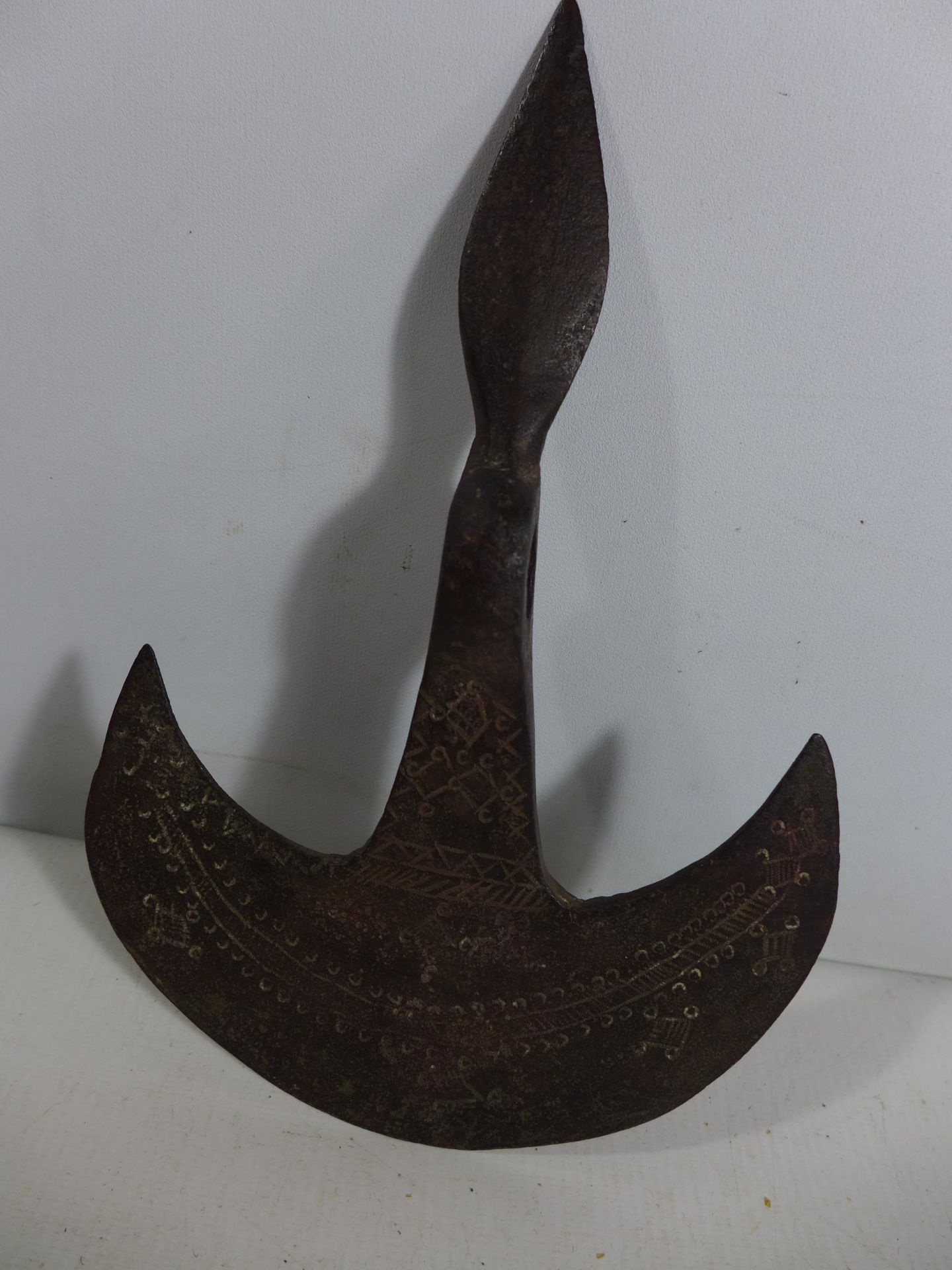 AN AXE HEAD WITH INCISED DECORATION, POSSIBLY AFRICAN, HEIGHT 15.5CM, LENGTH 23.5CM - Image 4 of 5