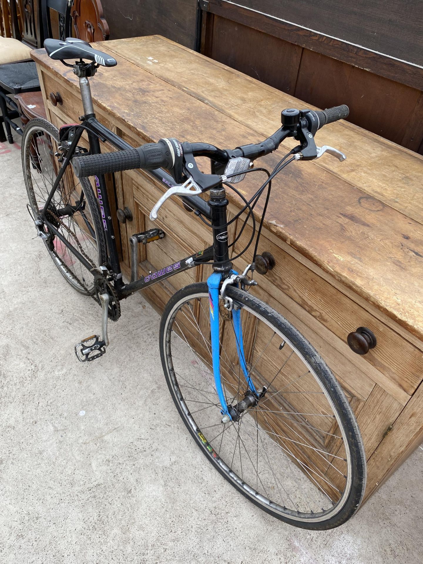 A GENTS DAWES ROAD RACING BIKE WITH 21 SPEED GEAR SYSTEM - Image 3 of 3