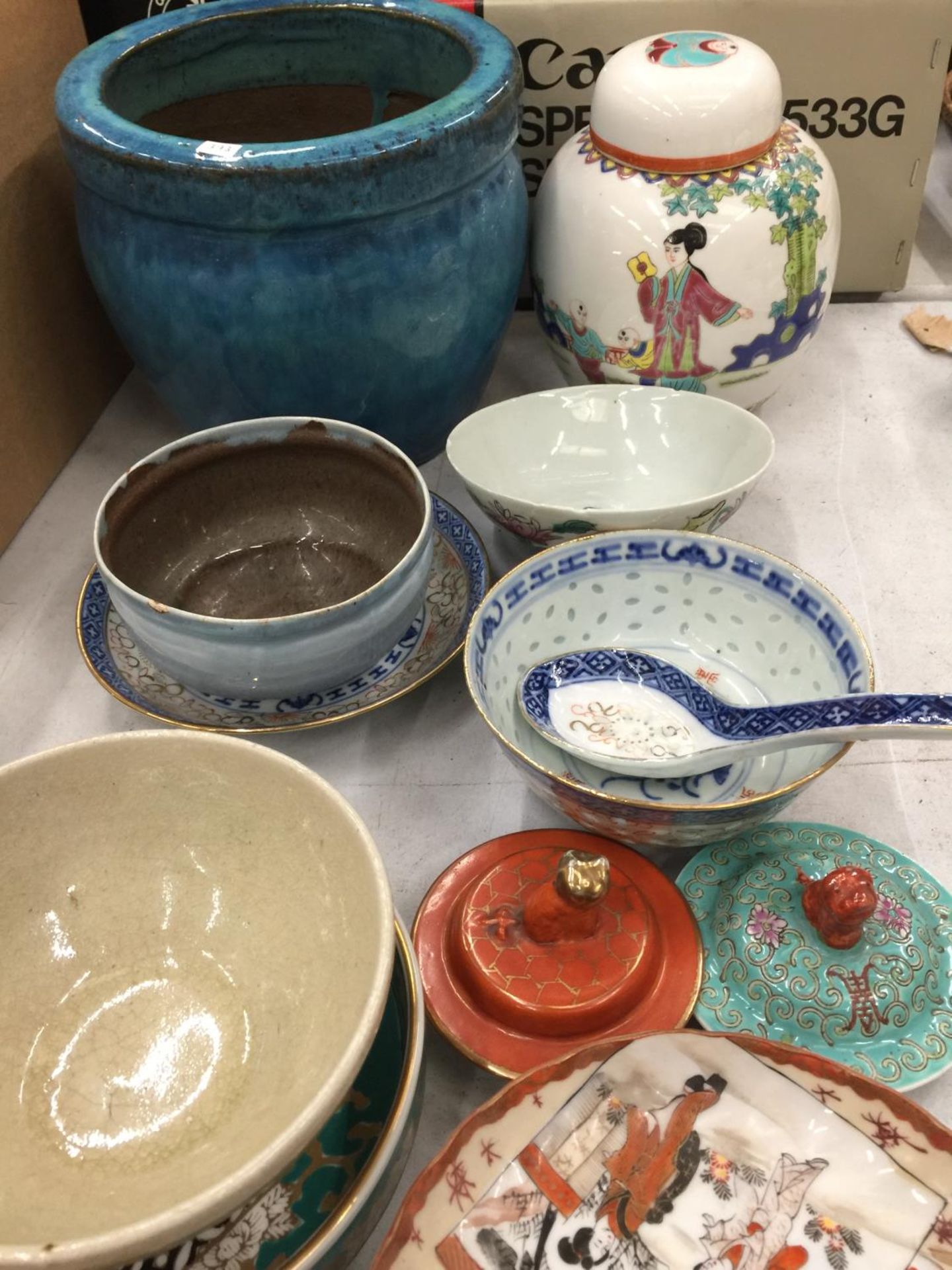 A LARGE QUANTITY OF ORIENTAL ITEMS TO INCLUDE PLATES, A PLANTER, GINGER JAR, BOWLS, CUPS, ETC - Image 2 of 3