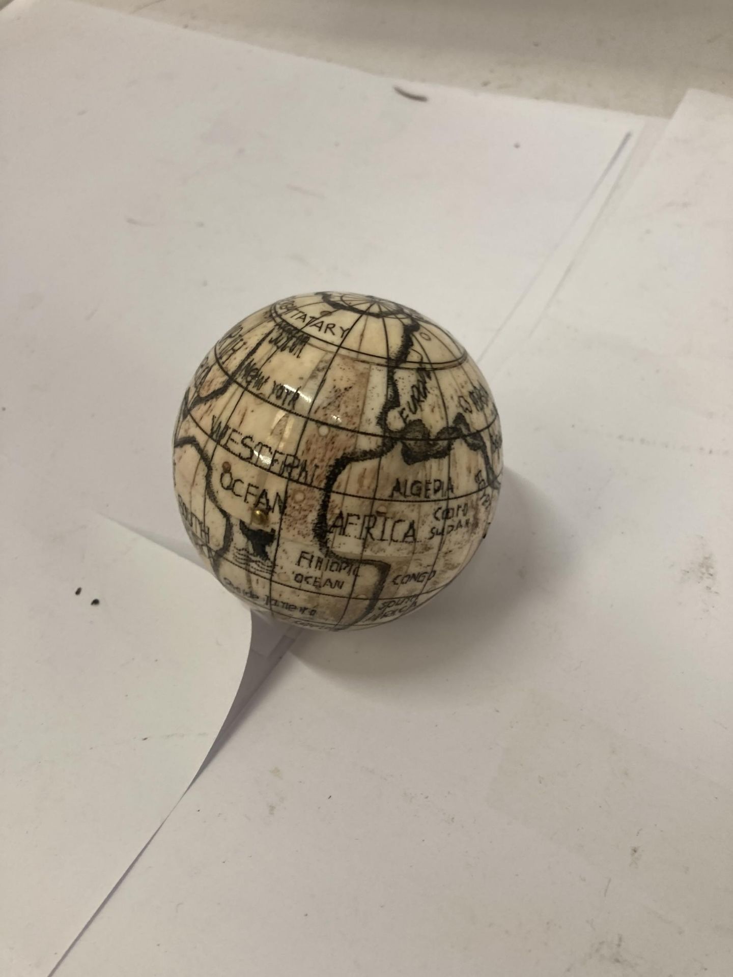 A VINTAGE BONE GLOBE COMPASS - Image 3 of 3