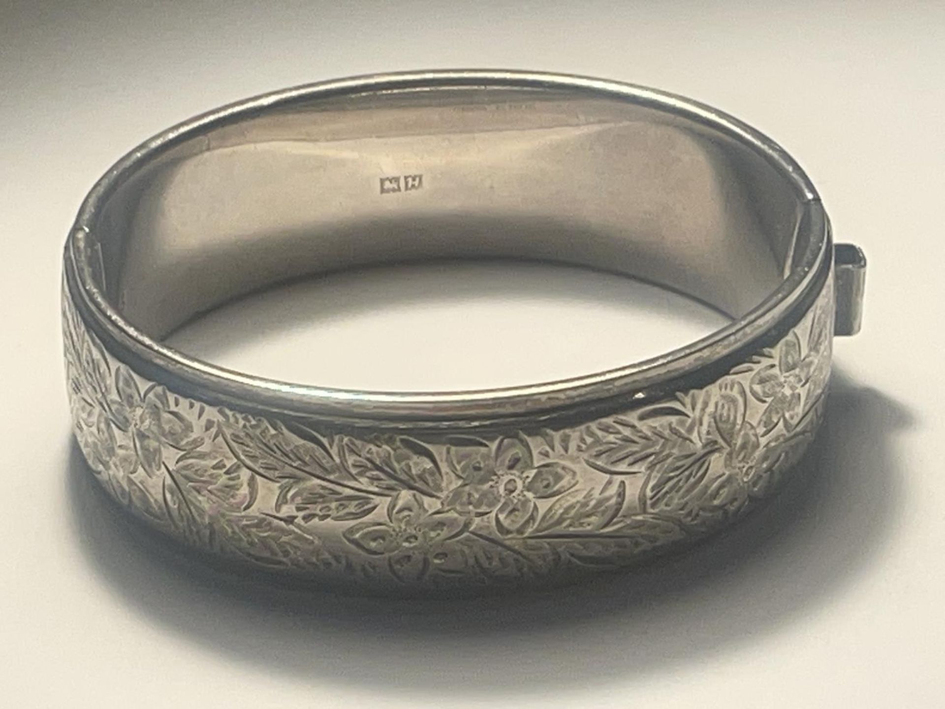 AN ORNATE SILVER BANGLE