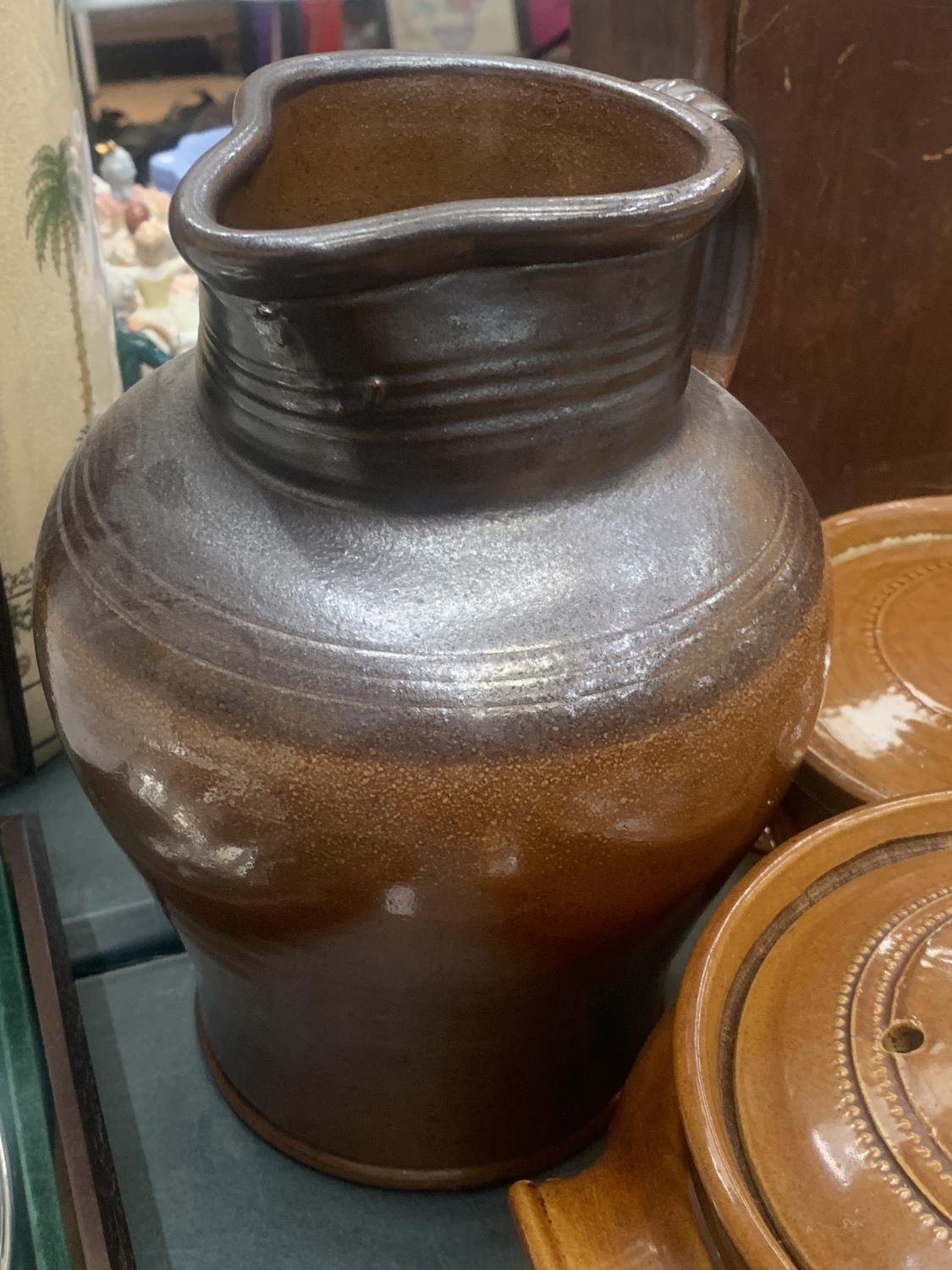 A QUANTITY OF STONEWARE ITEMS TO INCLUDE A LARGE JUG, STORAGE JARS, CASSEROLE DISHES, ETC - Image 3 of 4