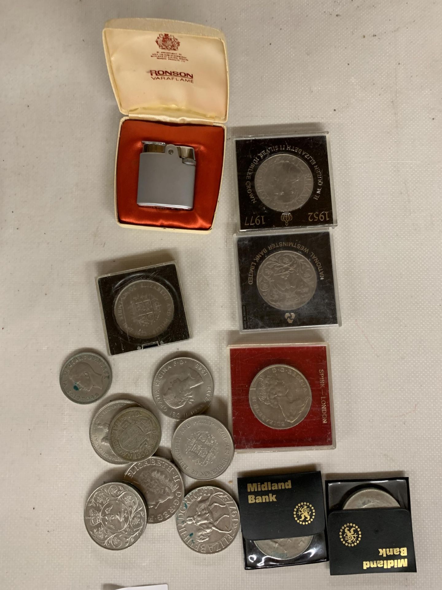 AN ASSORTMENT OF COLLECTABLE COINS TO INCLUDE CASED EXAMPLES COMMEMORATING QUEEN ELIZABETH ETC - Image 2 of 2