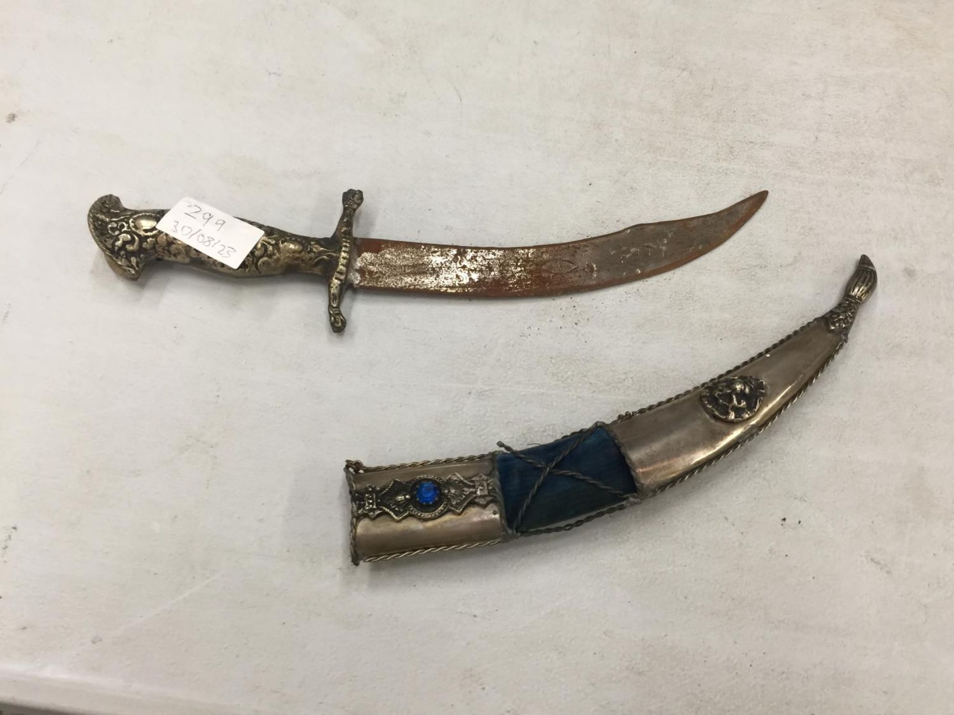 A DECORATIVE CURVED BLADE DAGGER AND SHEATH