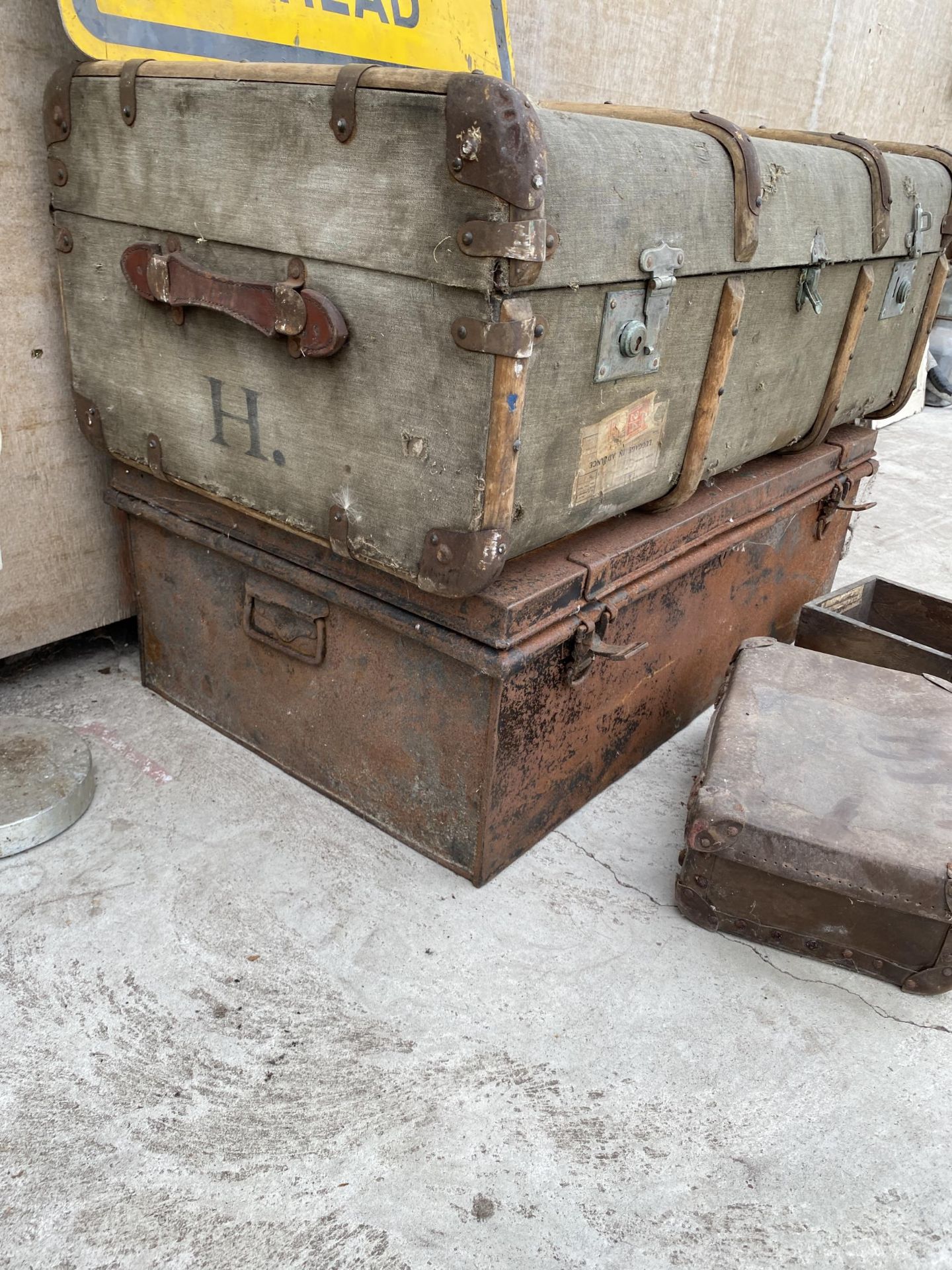 AN ASSORTMENT OF ITEMS TO INCLUDE A METAL TRAVEL TRUNK, A FURTHER VINTAGE TRAVEL TRUNK, A PEDESTRIAN - Image 6 of 11