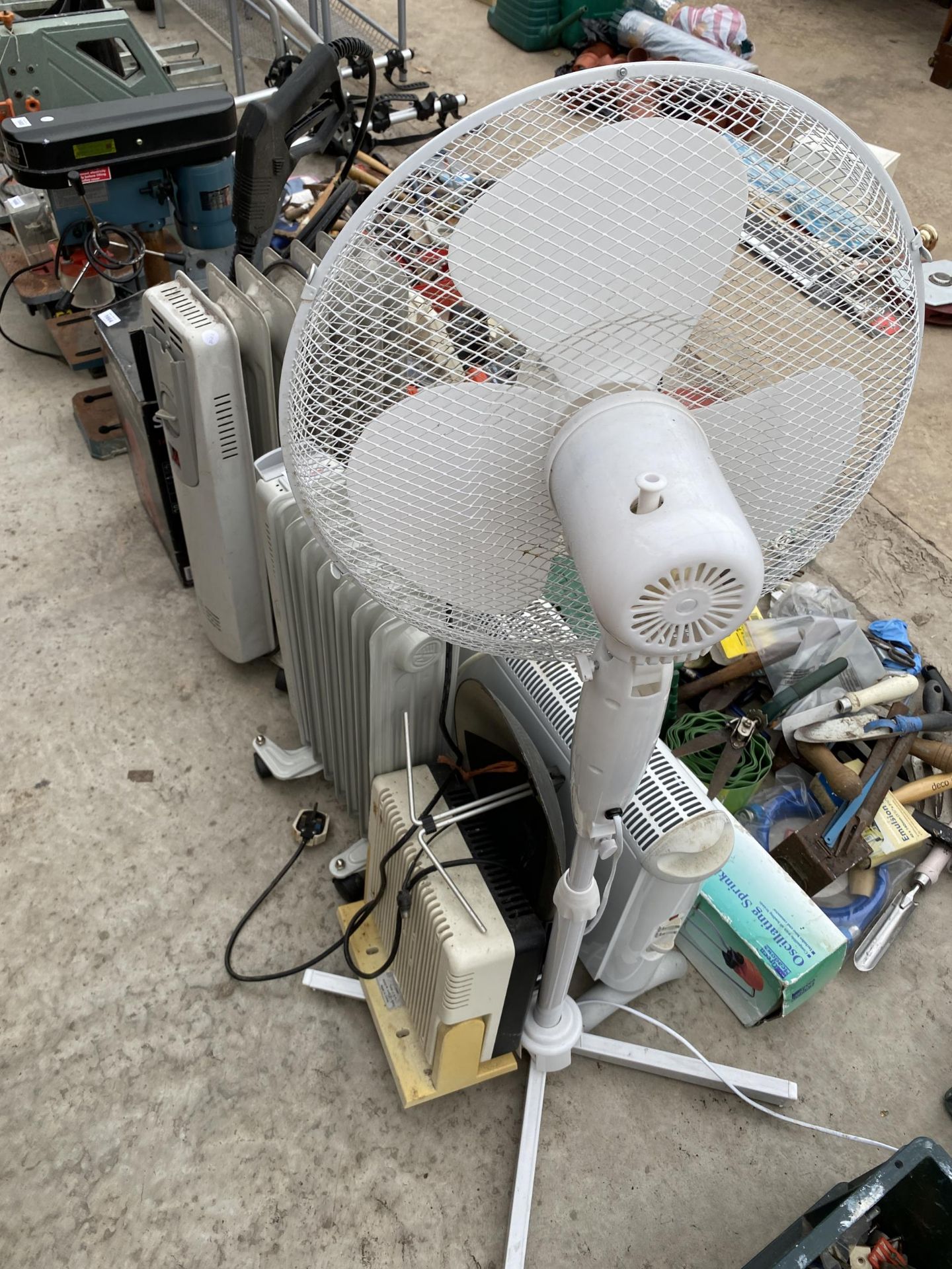 VARIOUS ELECTRIC HEATERS AND A FLOOR FAN ETC - Bild 3 aus 4