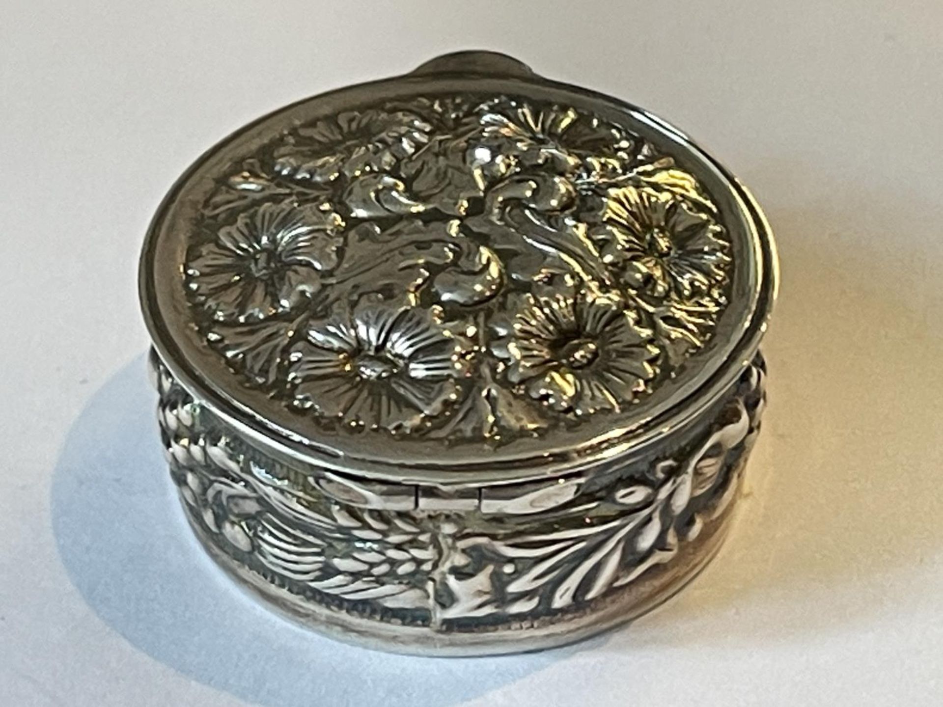 A SILVER CIRCULAR PILL BOX WITH FLORAL DECORATION - Image 3 of 4