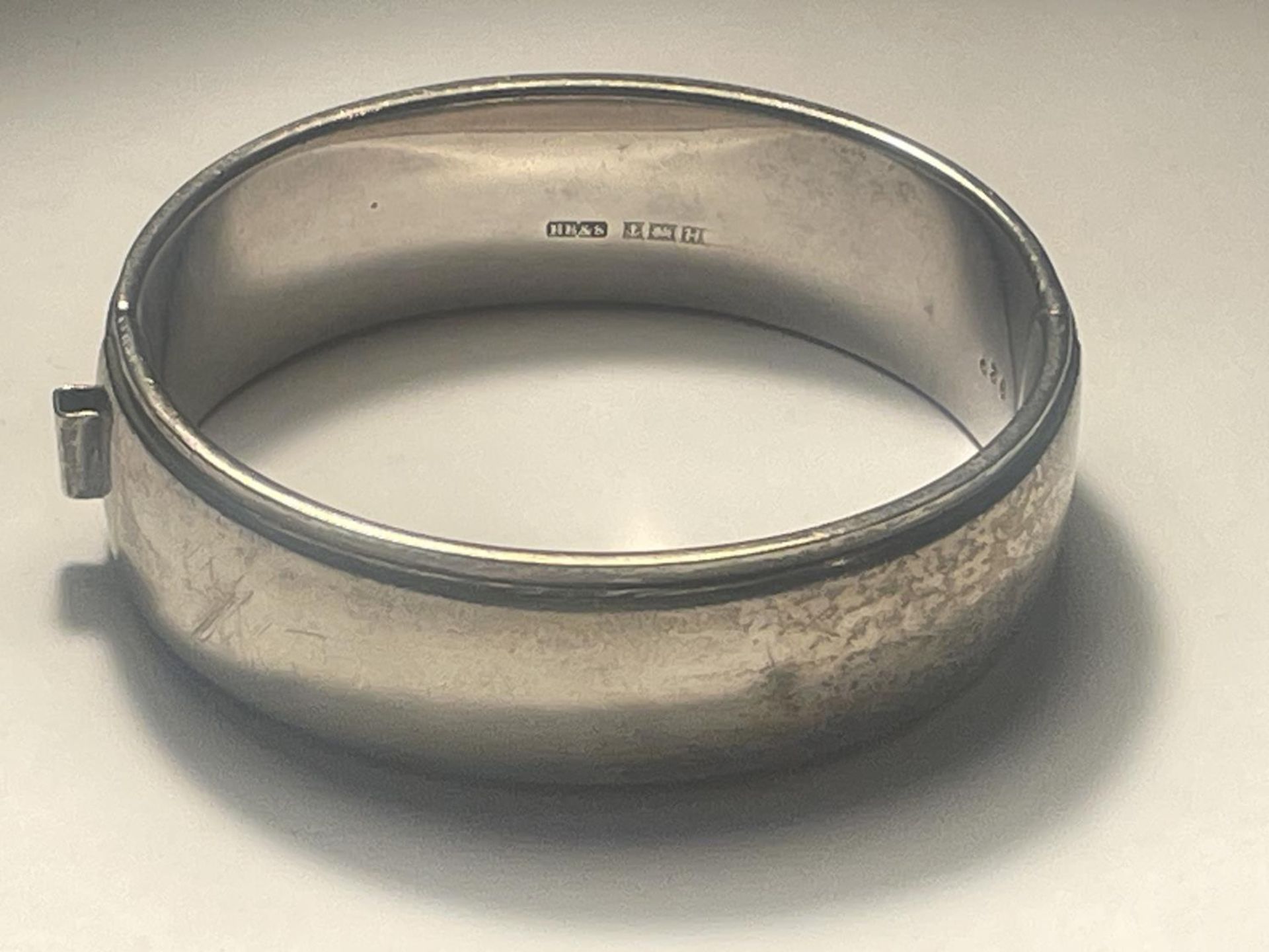 AN ORNATE SILVER BANGLE - Bild 2 aus 2