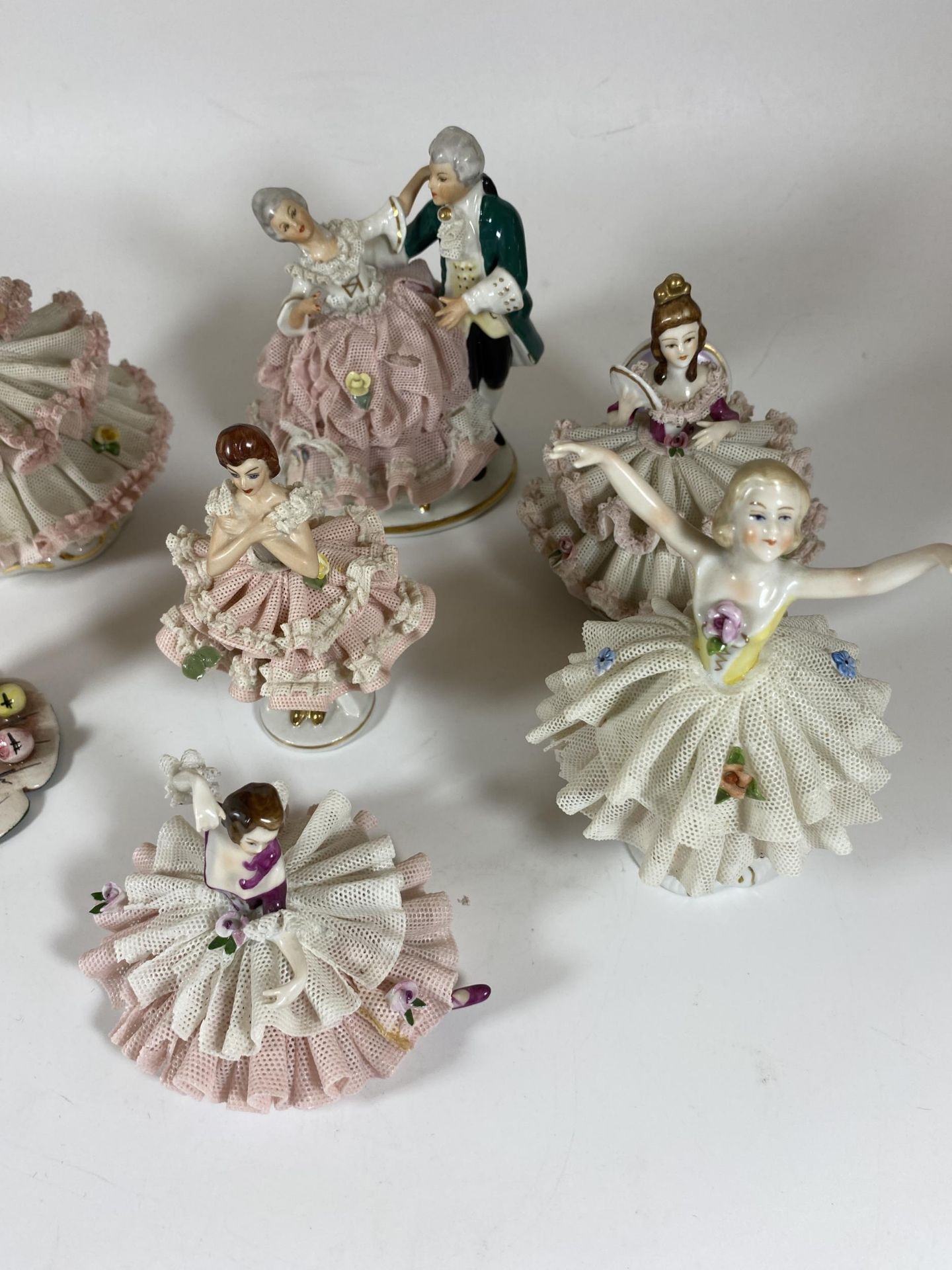 A COLLECTION OF VINTAGE DRESDEN LACE CONTINENTAL FIGURES - Image 6 of 6