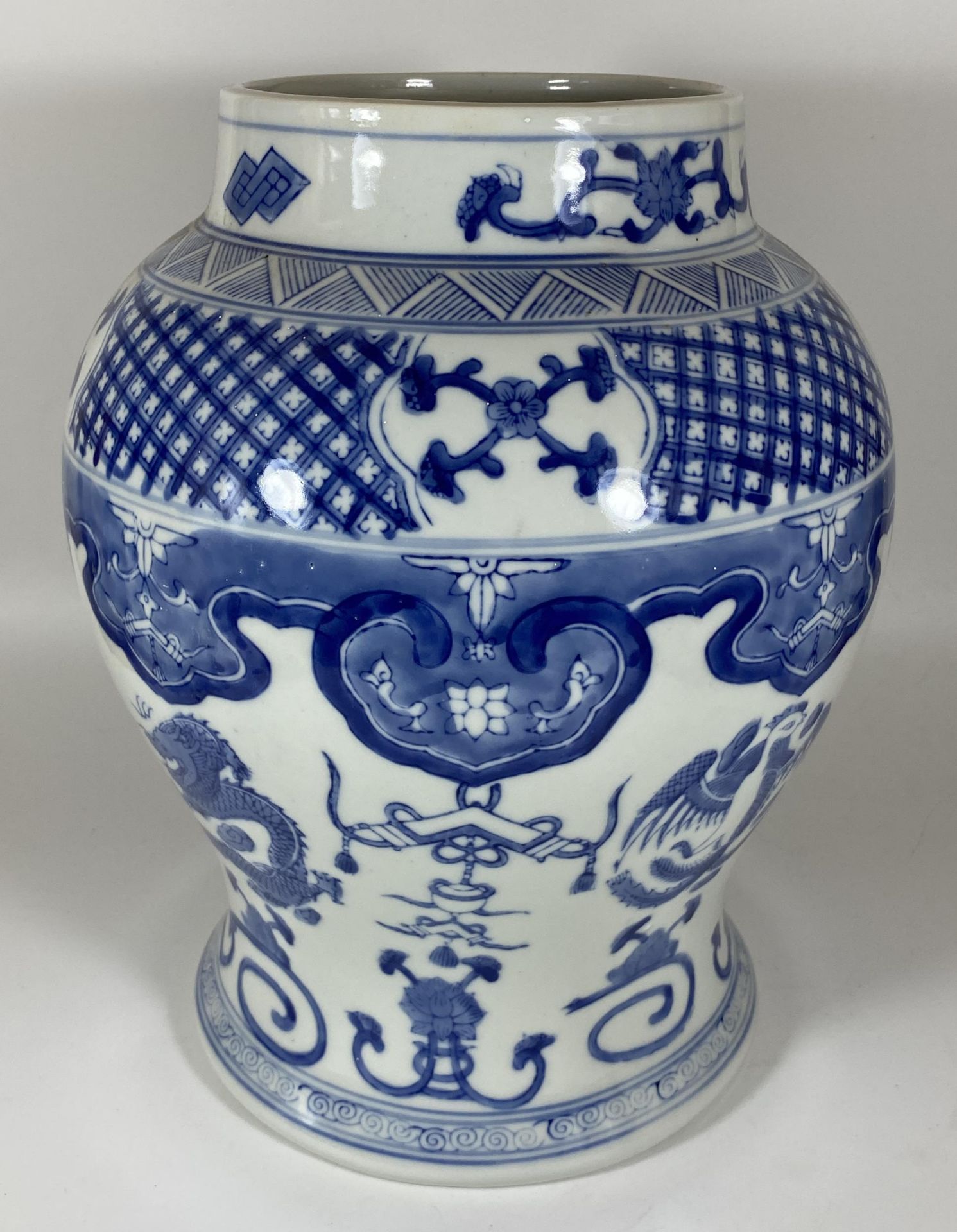 A LARGE CHINESE BLUE AND WHITE VASE WITH DRAGON DESIGN, MARKS TO BASE, HEIGHT 31CM