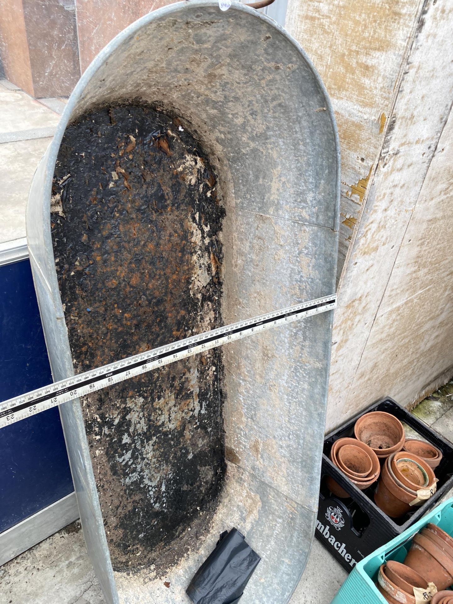 A VINTAGE GALVANISED TIN BATH - Image 4 of 4