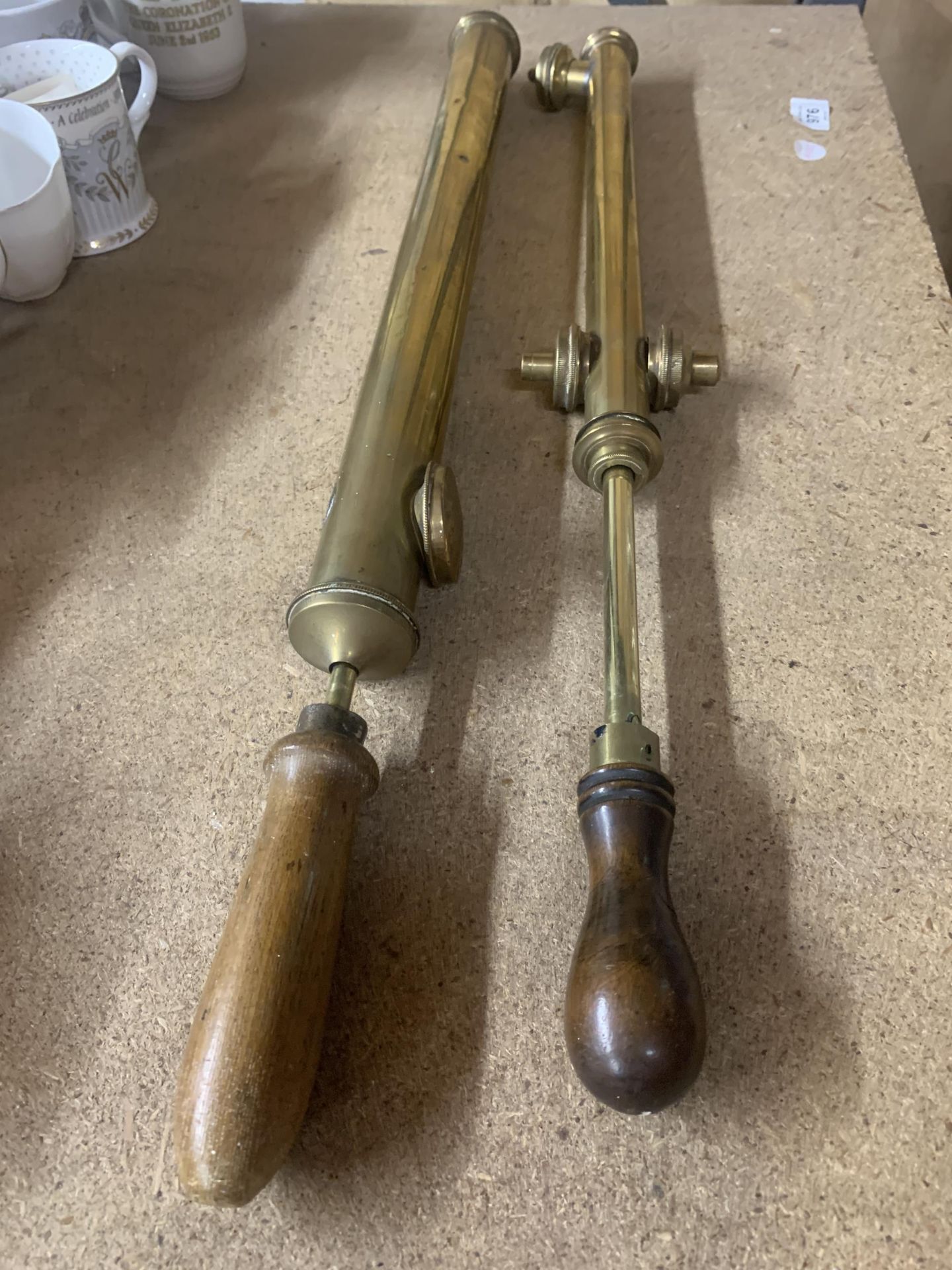 A PAIR OF VINTAGE BRASS HORTICULTURAL SPRAYERS - Image 4 of 4