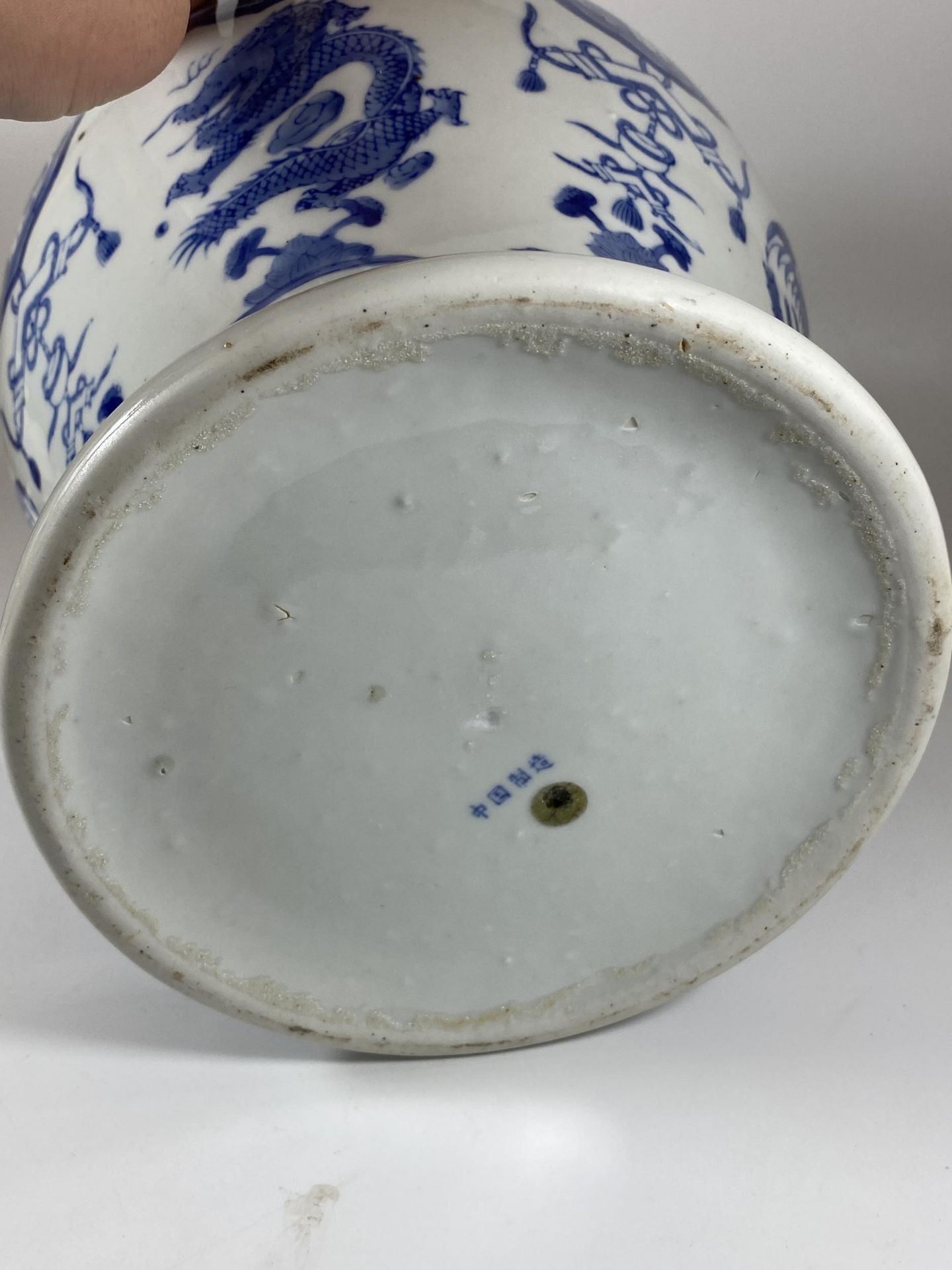 A LARGE CHINESE BLUE AND WHITE VASE WITH DRAGON DESIGN, MARKS TO BASE, HEIGHT 31CM - Image 5 of 6