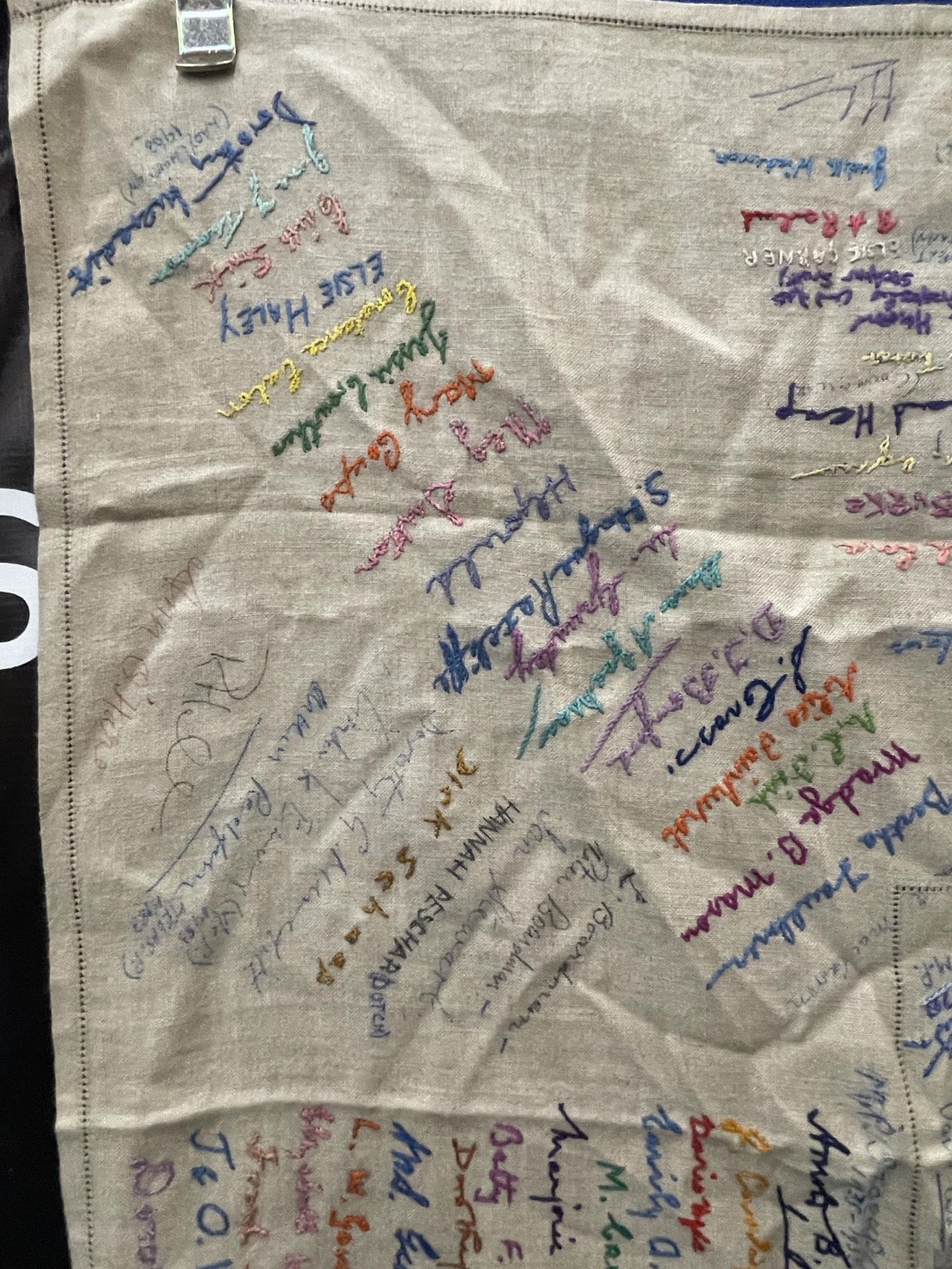 A LARGE VINTAGE CLOTH WITH SIGNATURES AND EMBROIDERED NAMES INCLUDING MARGARET THATCHER - Image 6 of 9