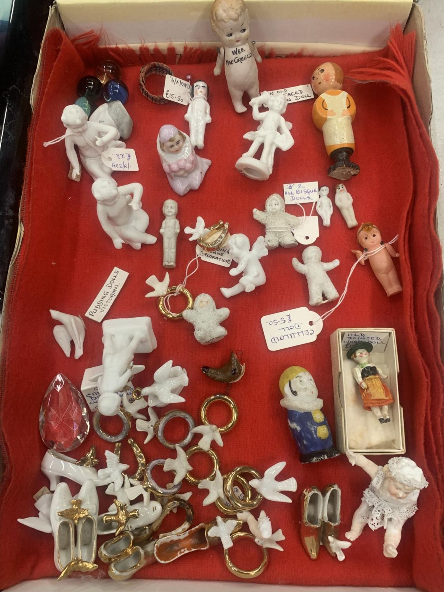 A COLLECTION OF VINTAGE MINIATURES TO INCLUDE CELLULOID DOLLS, BISQUE DOLLS, CAKE DECORATIONS, ETC