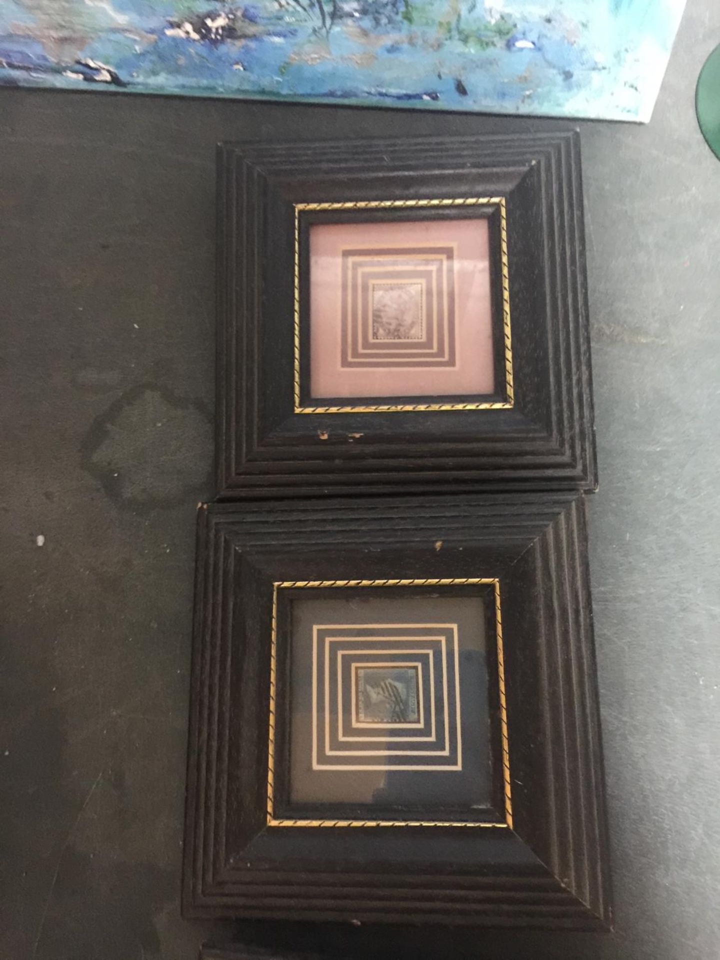 FOUR VINTAGE STAMPS IN FRAMES TO INCLUDE A PENNY BLACK, PENNY RED, TWO PENNY BLUE AND A PENNY PURPLE - Image 3 of 3