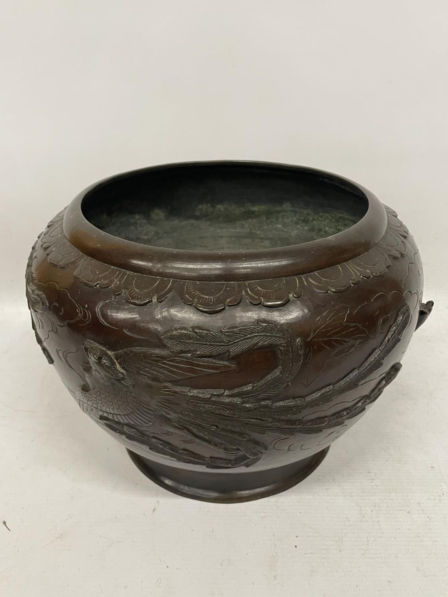 A LARGE JAPANESE MEIJI PERIOD BRONZE JARDINIERE / PLANTER WITH BIRD DESIGN - Image 3 of 5