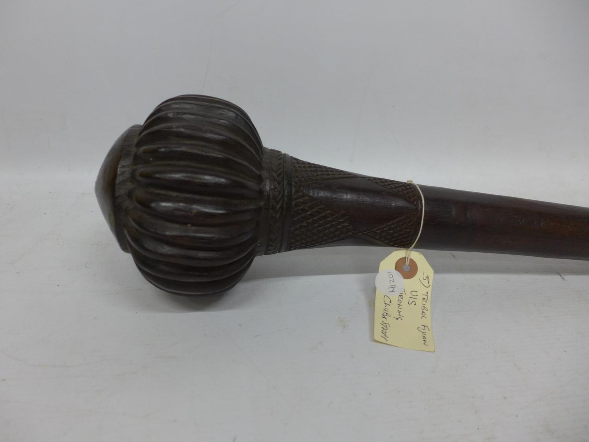 A FIJIAN ULA HARDWOOD THROWING CLUB, WITH CHIP CARVED DECORATION, LENGTH 49CM - Image 4 of 5