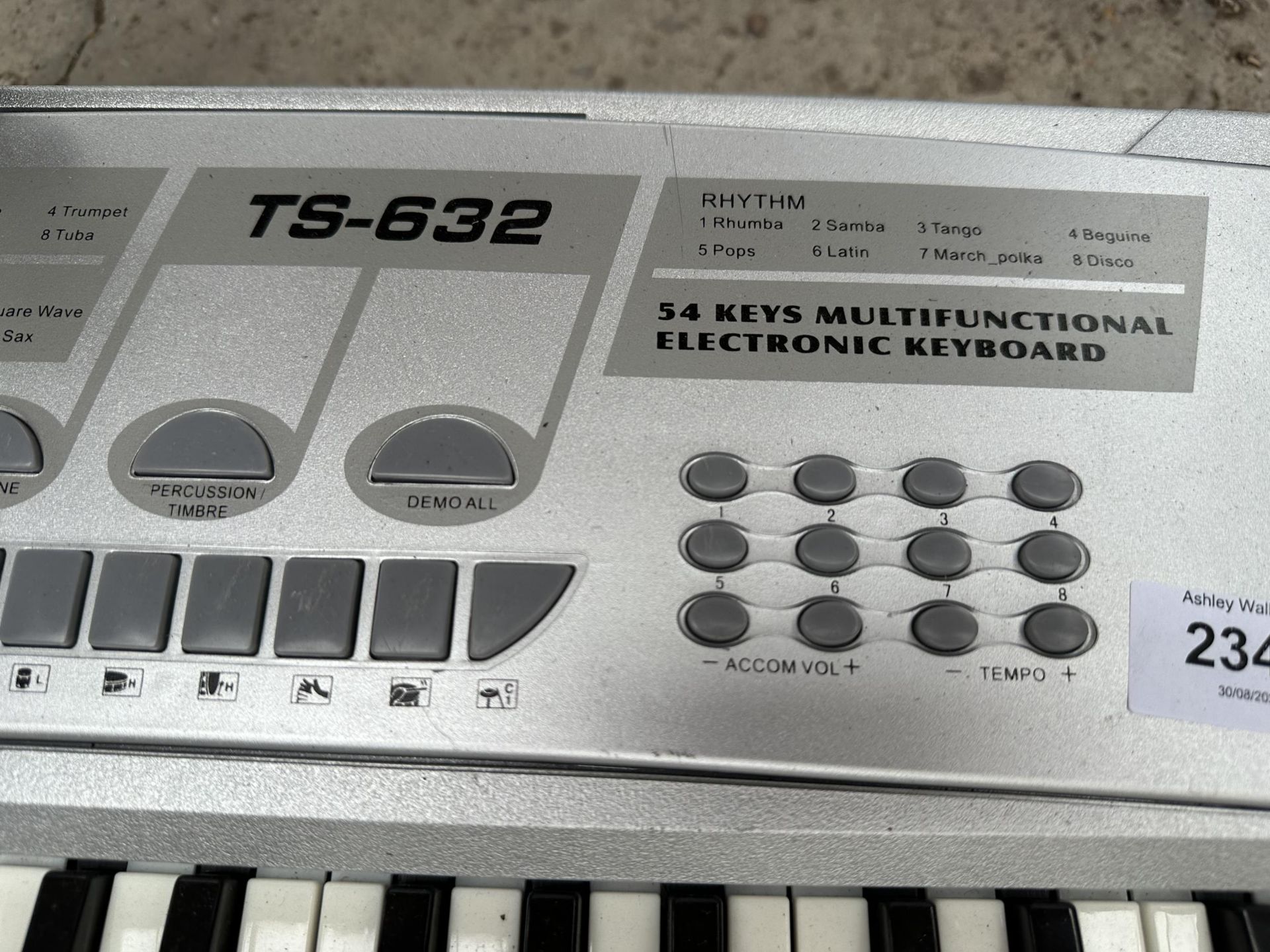 AN ELECTRIC KEYBOARD - Image 2 of 2