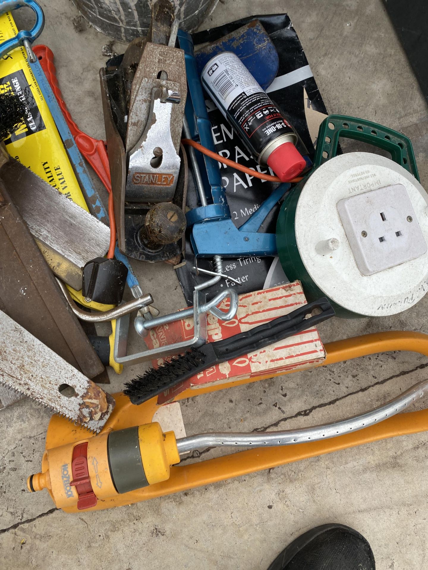 AN ASSORTMENT OF TOOLS TO INCLUDE A GATE LATCH, A GALVANISED BUCKET AND SAWS ETC - Image 3 of 3