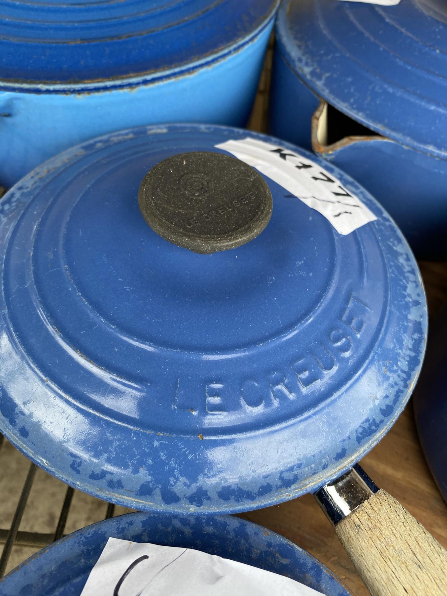 A LARGE COLLECTION OF BLUE LE CREUSET PANS TO INCLUDE A CASAROLE DISH, VARIOUS SIZED SAUCEPANS - Bild 4 aus 6