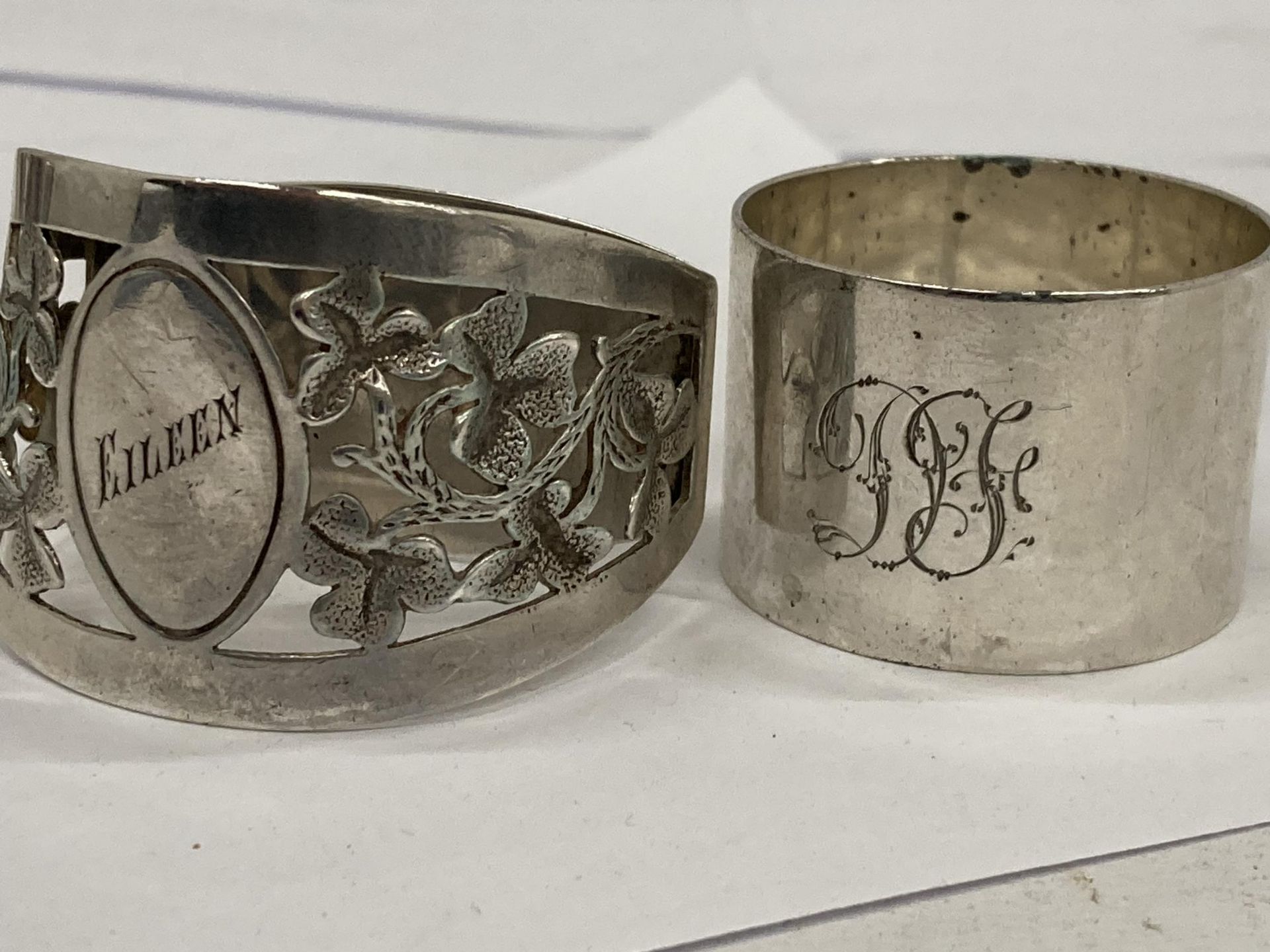 A COLLECTION OF FIVE HALLMARKED SILVER NAPKIN RINGS TO INCLUDE BUCKLE DESIGN EXAMPLE ETC - Image 4 of 4