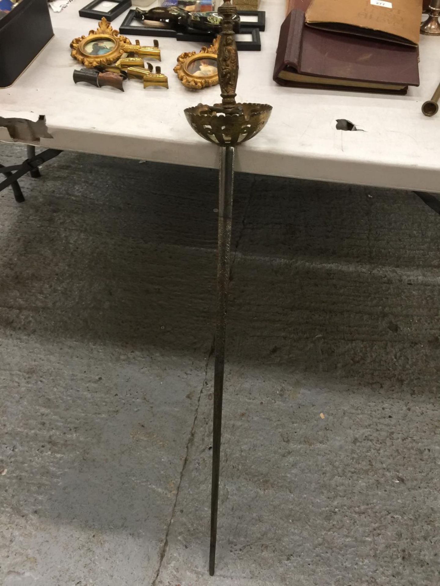 AN ORNATE ITALIAN ENGRAVED SWORD (GUARD A/F)