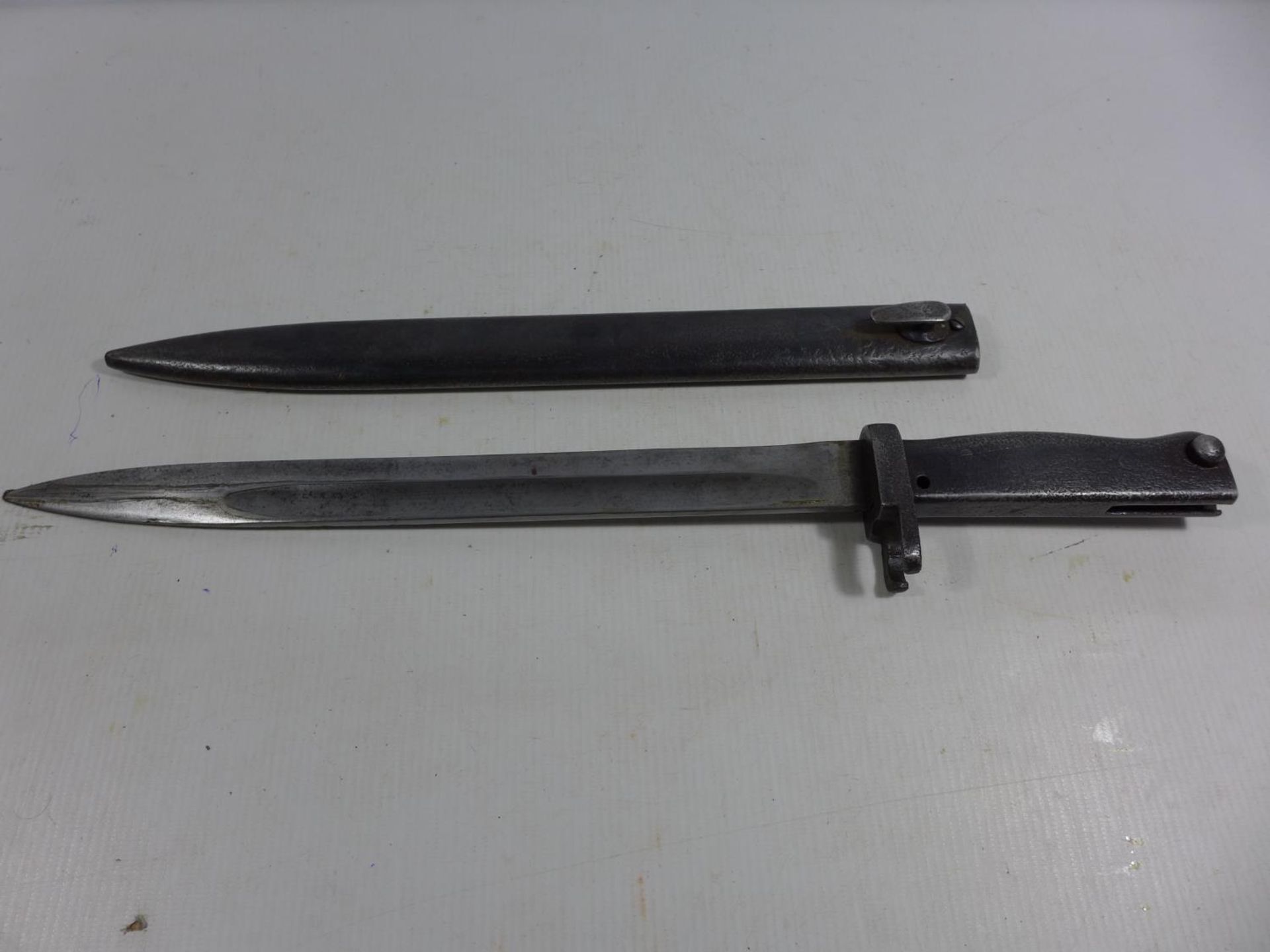 AN IMPERIAL GERMAN WORLD WAR I ERSATZ BAYONET AND SCABBARD, 31CM BLADE