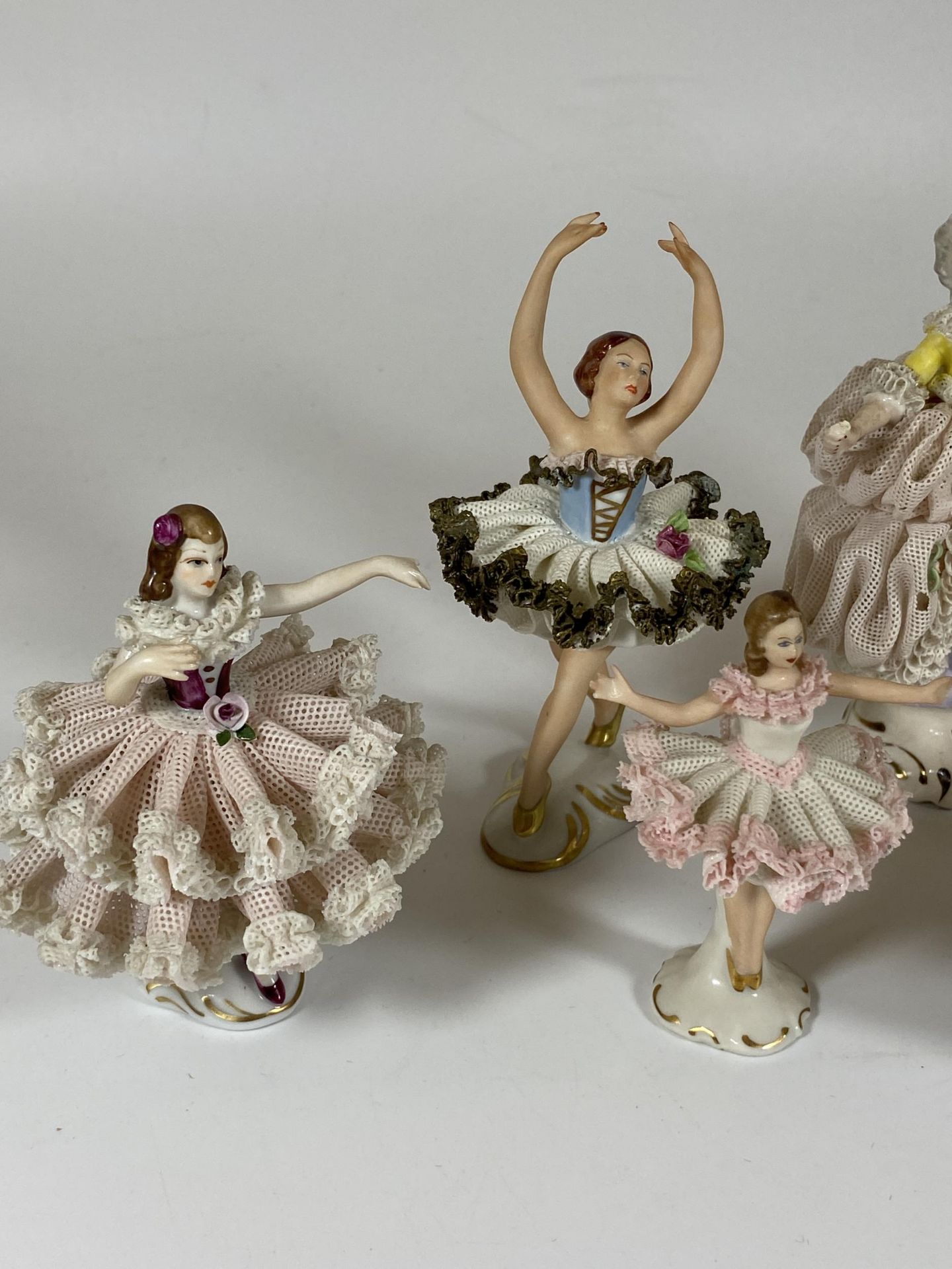 A COLLECTION OF VINTAGE DRESDEN LACE CONTINENTAL FIGURES - Image 2 of 7
