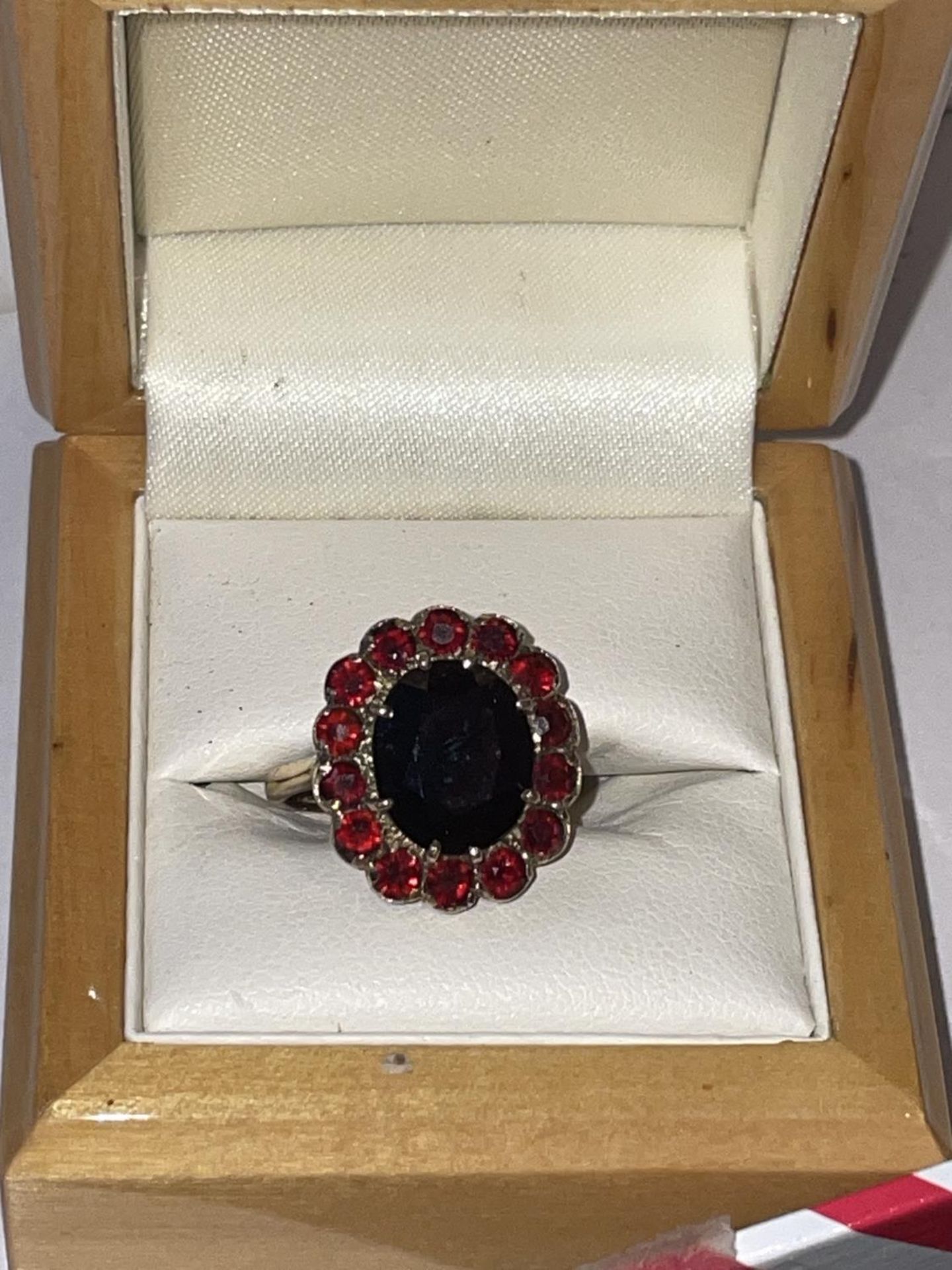 A 9CT YELLOW GOLD AND GARNET RING IN A FLOWER DESIGN SIZE P, WEIGHT 5.46 GRAMS - Image 5 of 5
