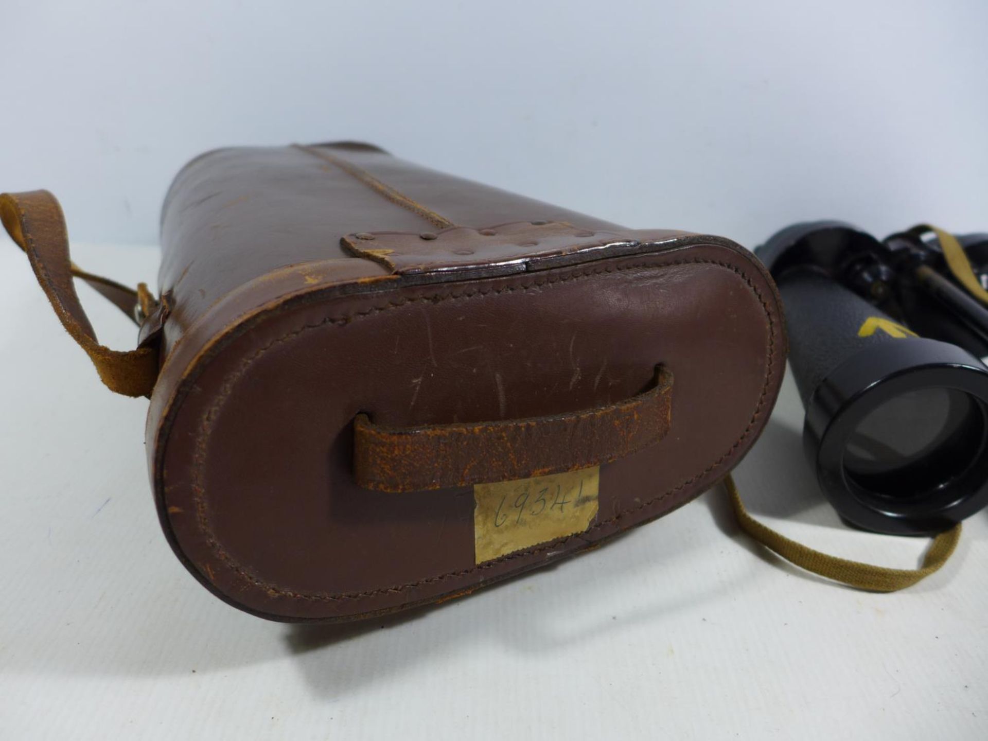 A PAIR OF CASED BRITISH WORLD WAR II BARR & STROUD MILITARY BINOCULARS - Bild 5 aus 5