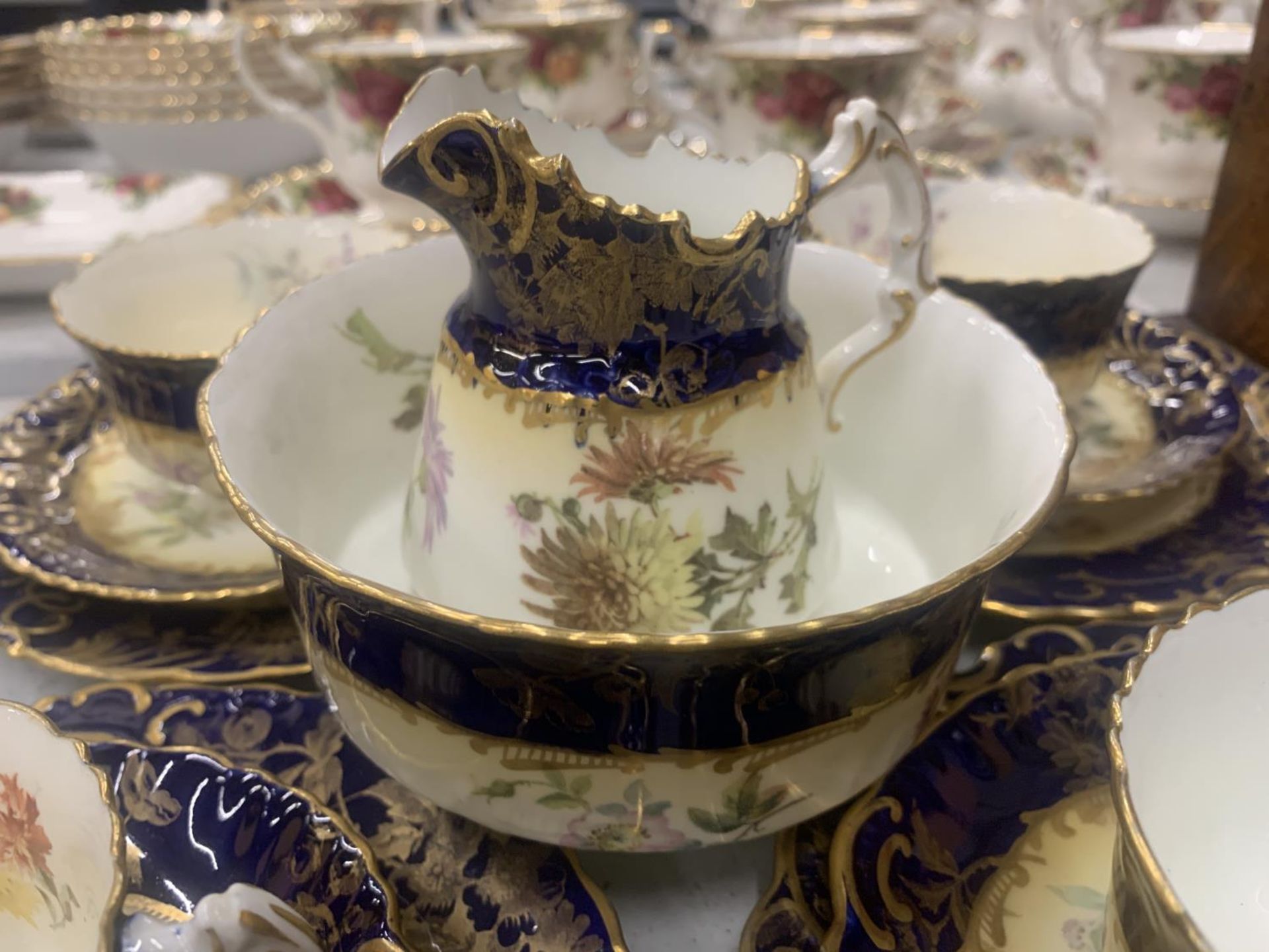 AN ANTIQUE CHINA TEASET TO INCLUDE A SUGAR BOWL, CREAM JUG, CUPS, SAUCERS, AND SIDE PLATES - Image 3 of 5