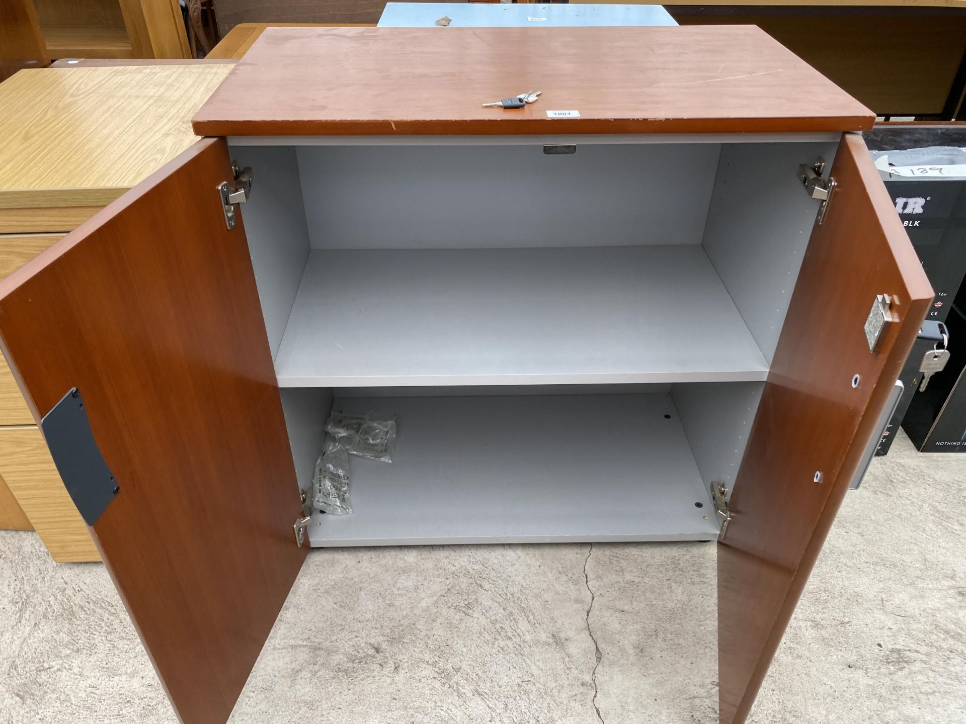 A TWO DOOR WOODEN STORAGE CUPBOARD WITH TWO KEYS AND A THREE DRAWER WOODEN FILING CABINET - Bild 3 aus 3