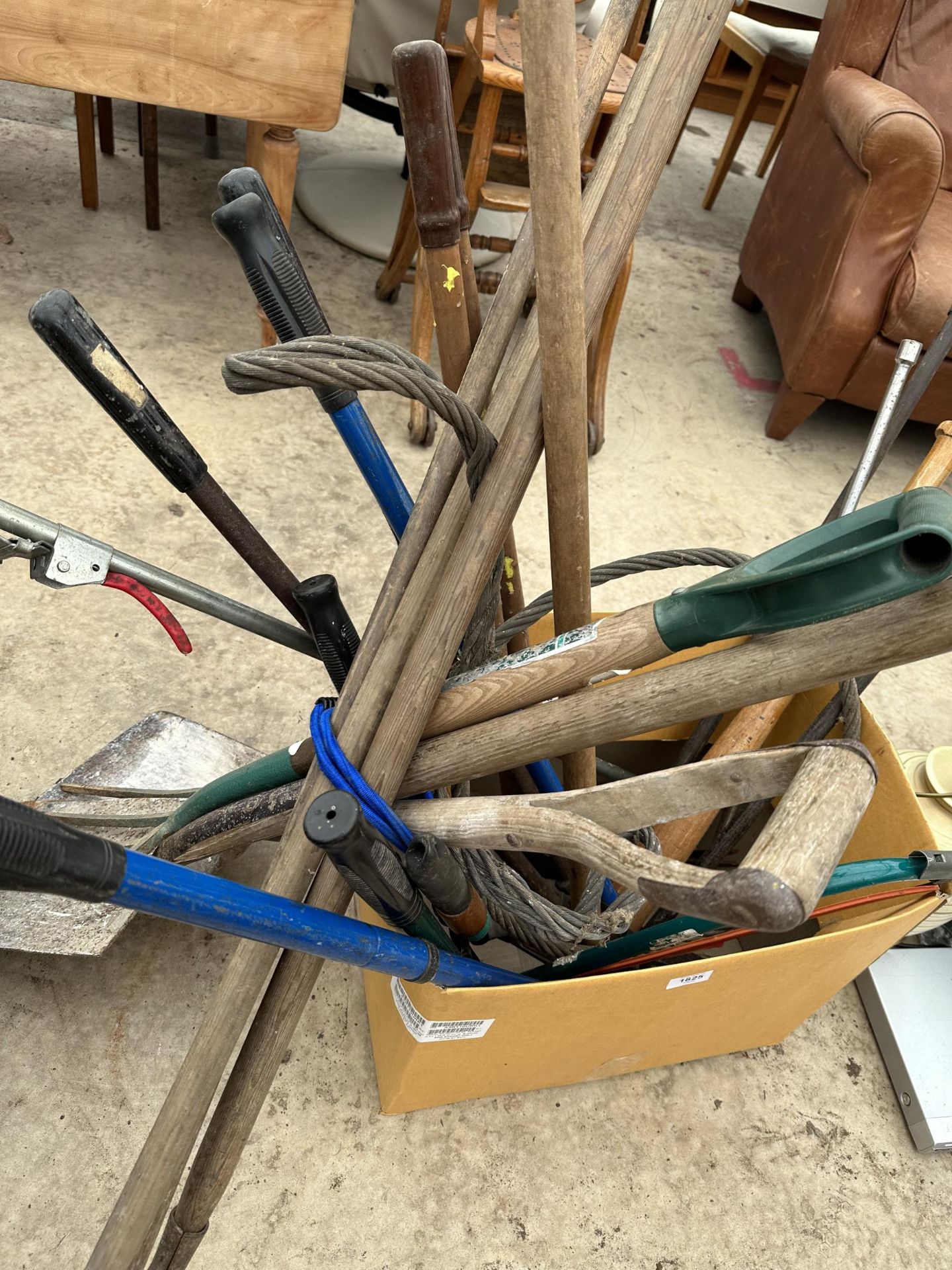 AN ASSORTMENT OF GARDEN TOOLS TO INCLUDE SHEARS AND RAKES ETC - Image 2 of 3